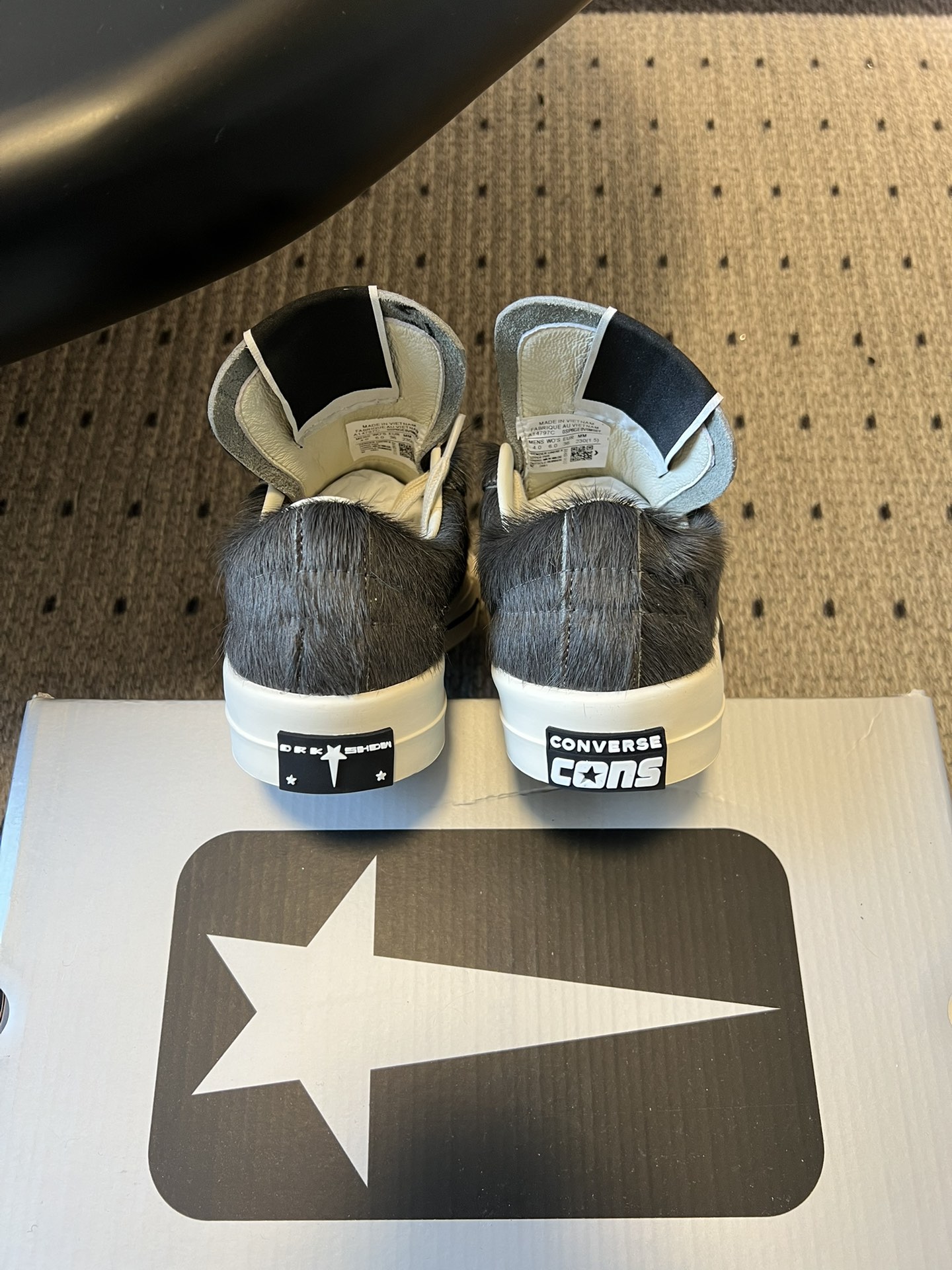 Converse One Star 26ss新款马毛系列板鞋休闲鞋鞋身采用柔软的马毛材质，触感顺滑且自带