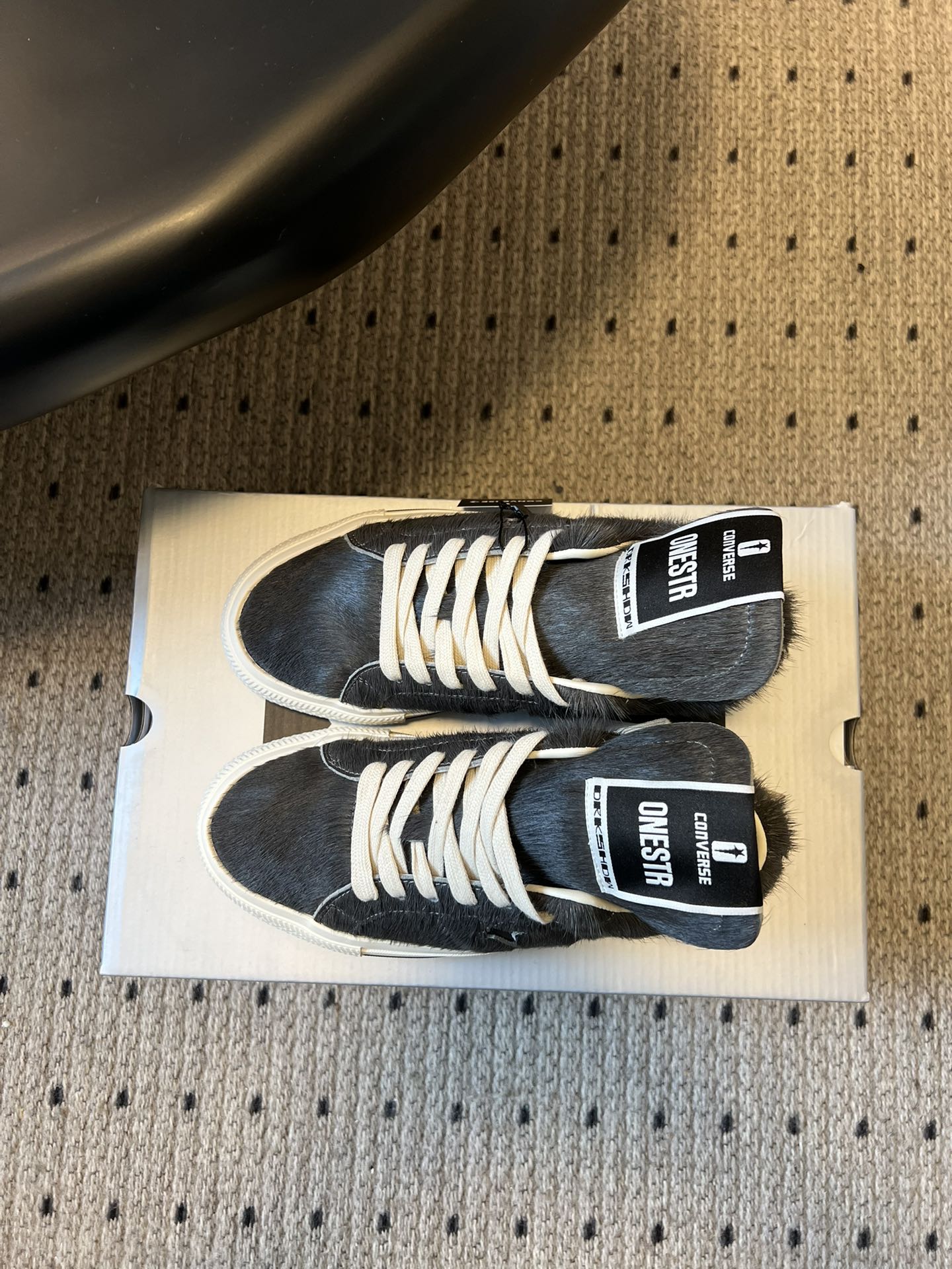 Converse One Star 26ss新款马毛系列板鞋休闲鞋鞋身采用柔软的马毛材质，触感顺滑且自带