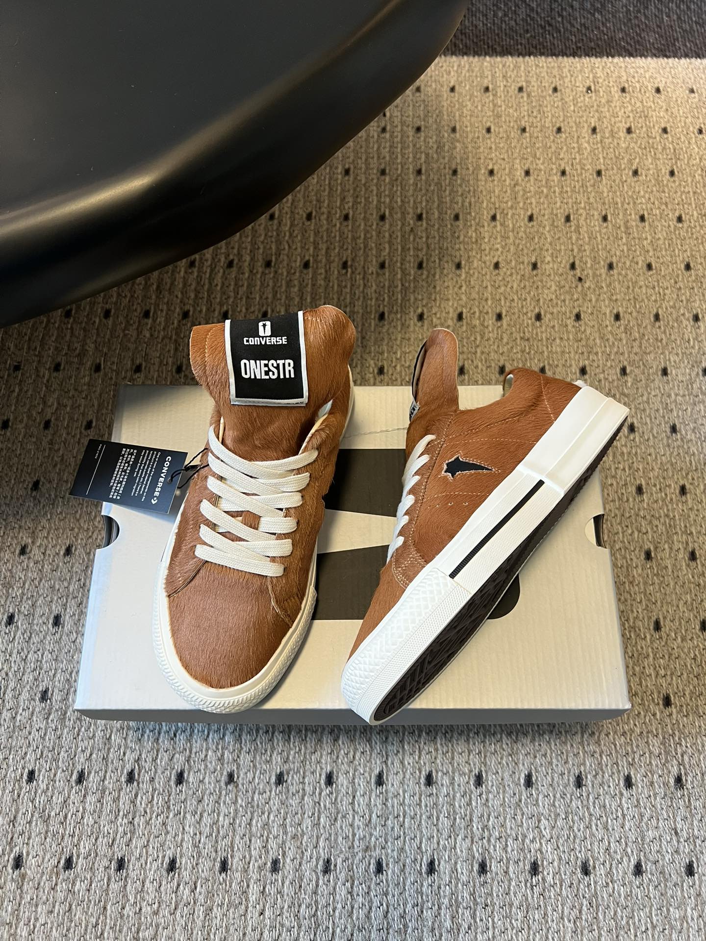 Converse One Star 26ss新款马毛系列板鞋休闲鞋鞋身采用柔软的马毛材质，触感顺滑且自带