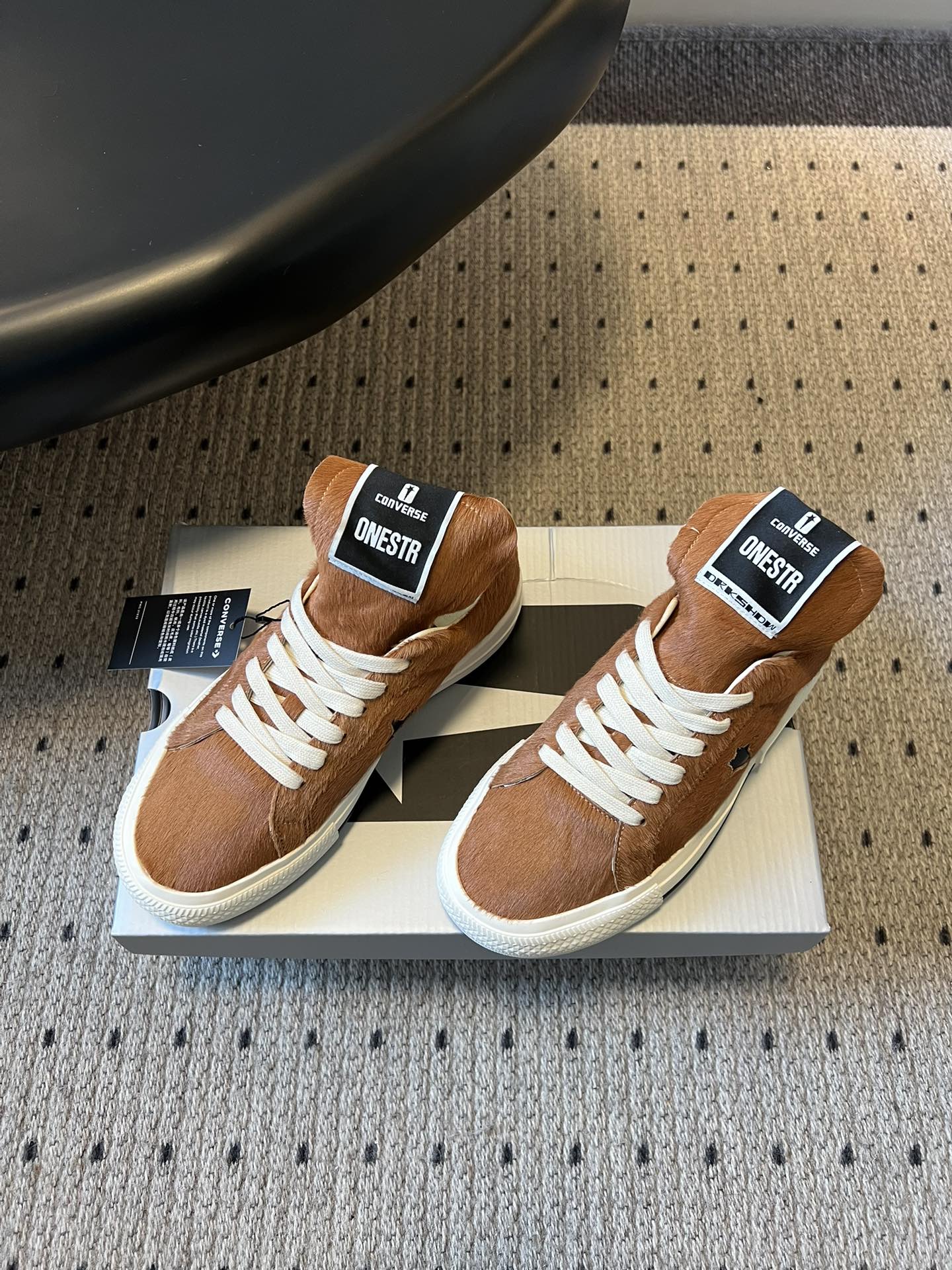 Converse One Star 26ss新款马毛系列板鞋休闲鞋鞋身采用柔软的马毛材质，触感顺滑且自带