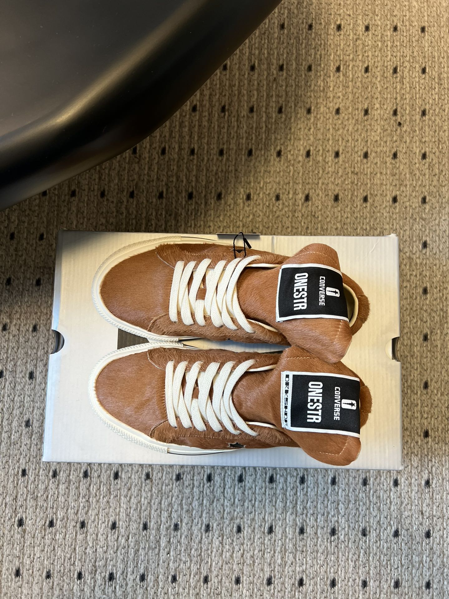 Converse One Star 26ss新款马毛系列板鞋休闲鞋鞋身采用柔软的马毛材质，触感顺滑且自带