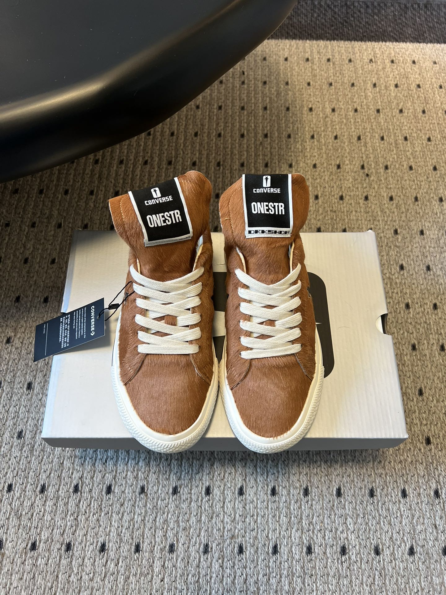 Converse One Star 26ss新款马毛系列板鞋休闲鞋鞋身采用柔软的马毛材质，触感顺滑且自带