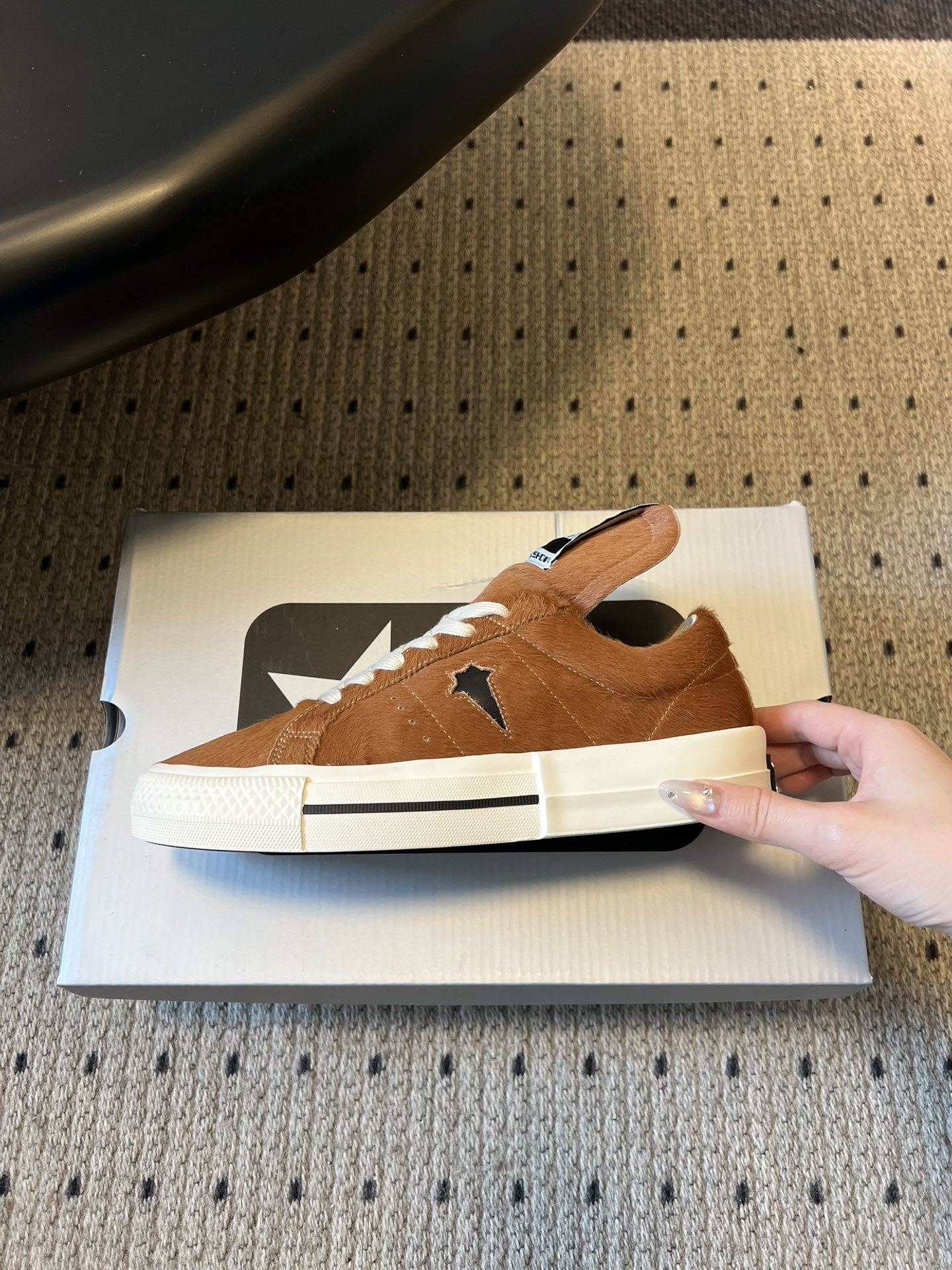 Converse One Star 26ss新款马毛系列板鞋休闲鞋鞋身采用柔软的马毛材质，触感顺滑且自带