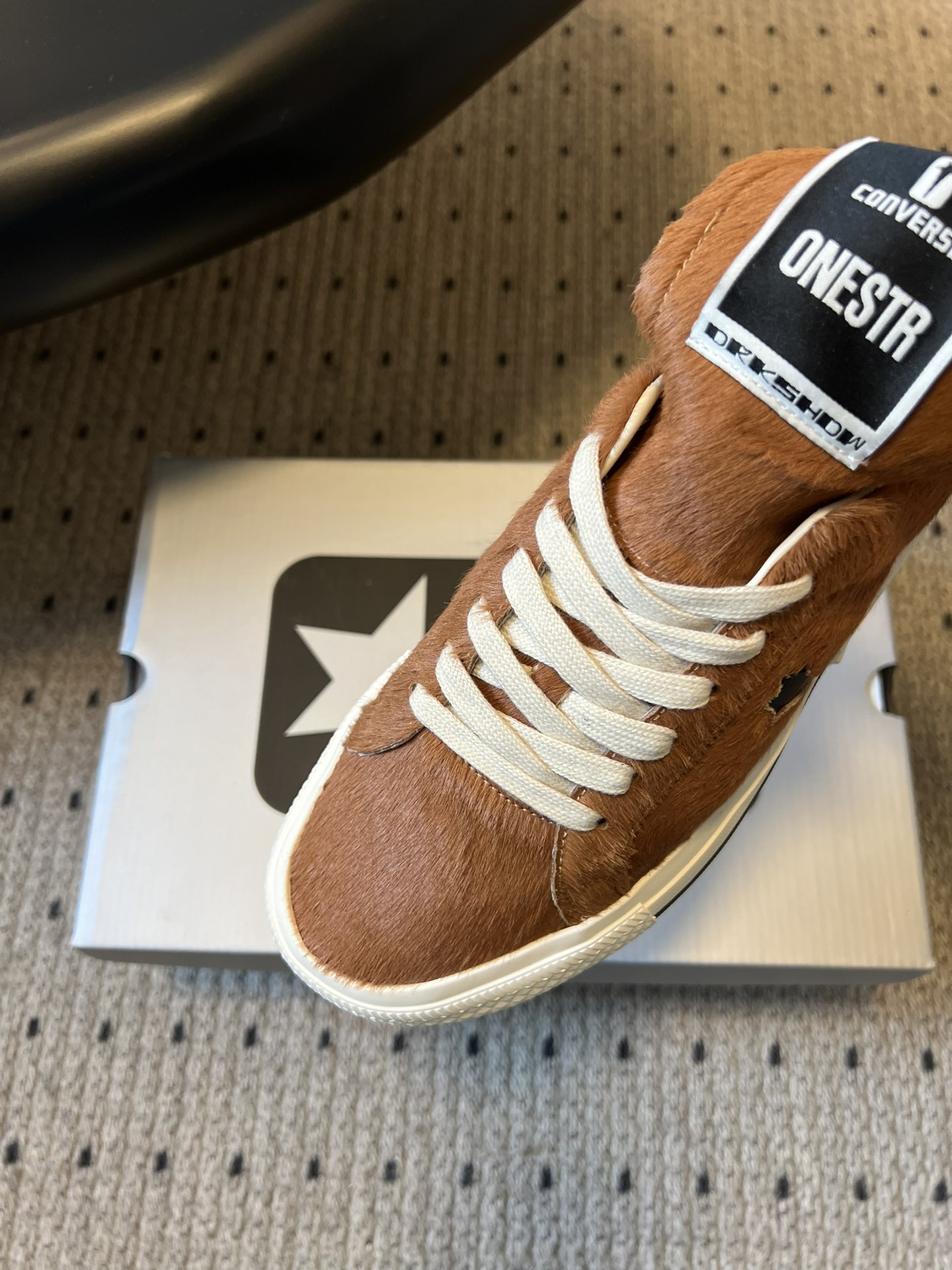 Converse One Star 26ss新款马毛系列板鞋休闲鞋鞋身采用柔软的马毛材质，触感顺滑且自带