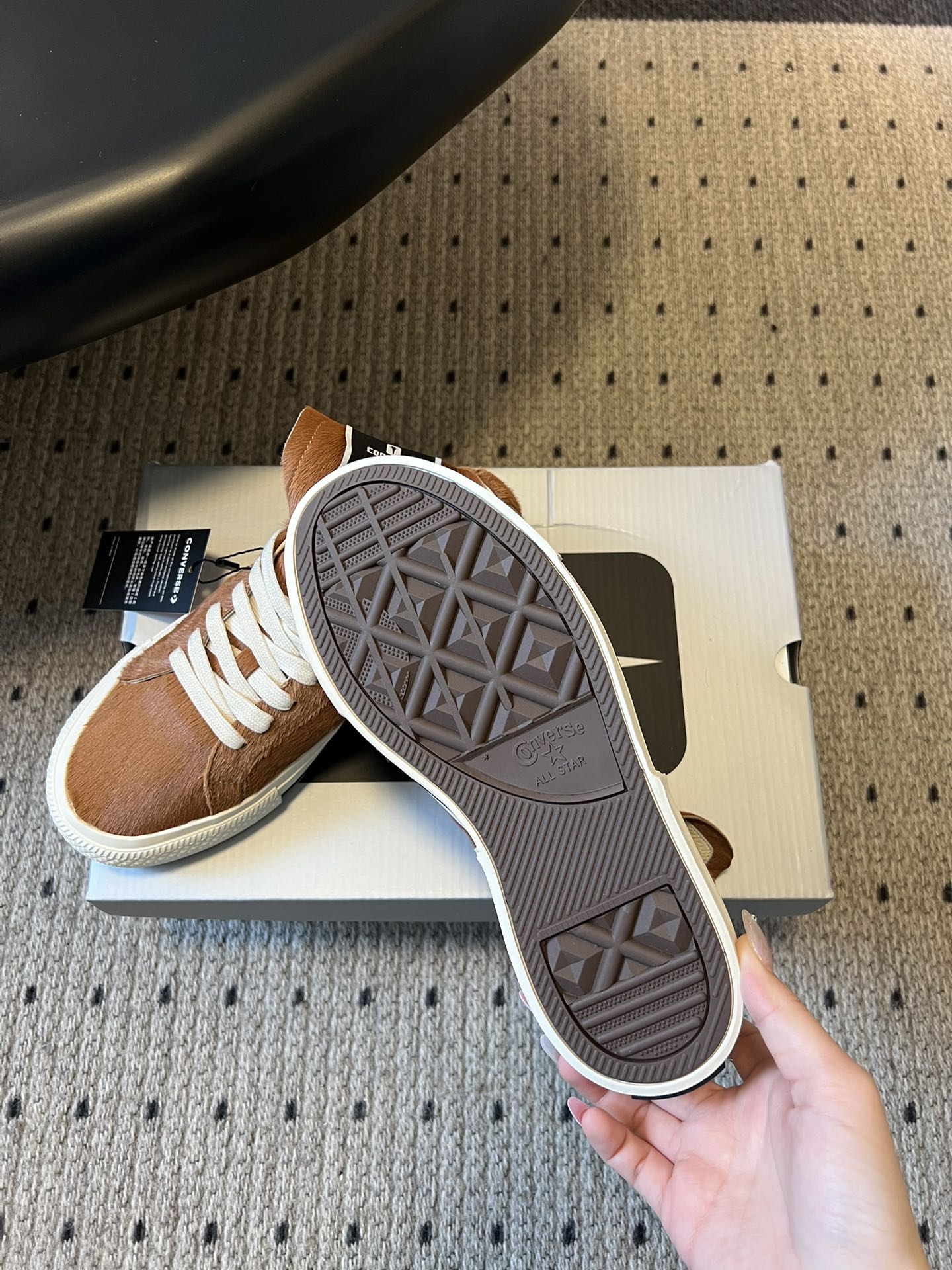 Converse One Star 26ss新款马毛系列板鞋休闲鞋鞋身采用柔软的马毛材质，触感顺滑且自带