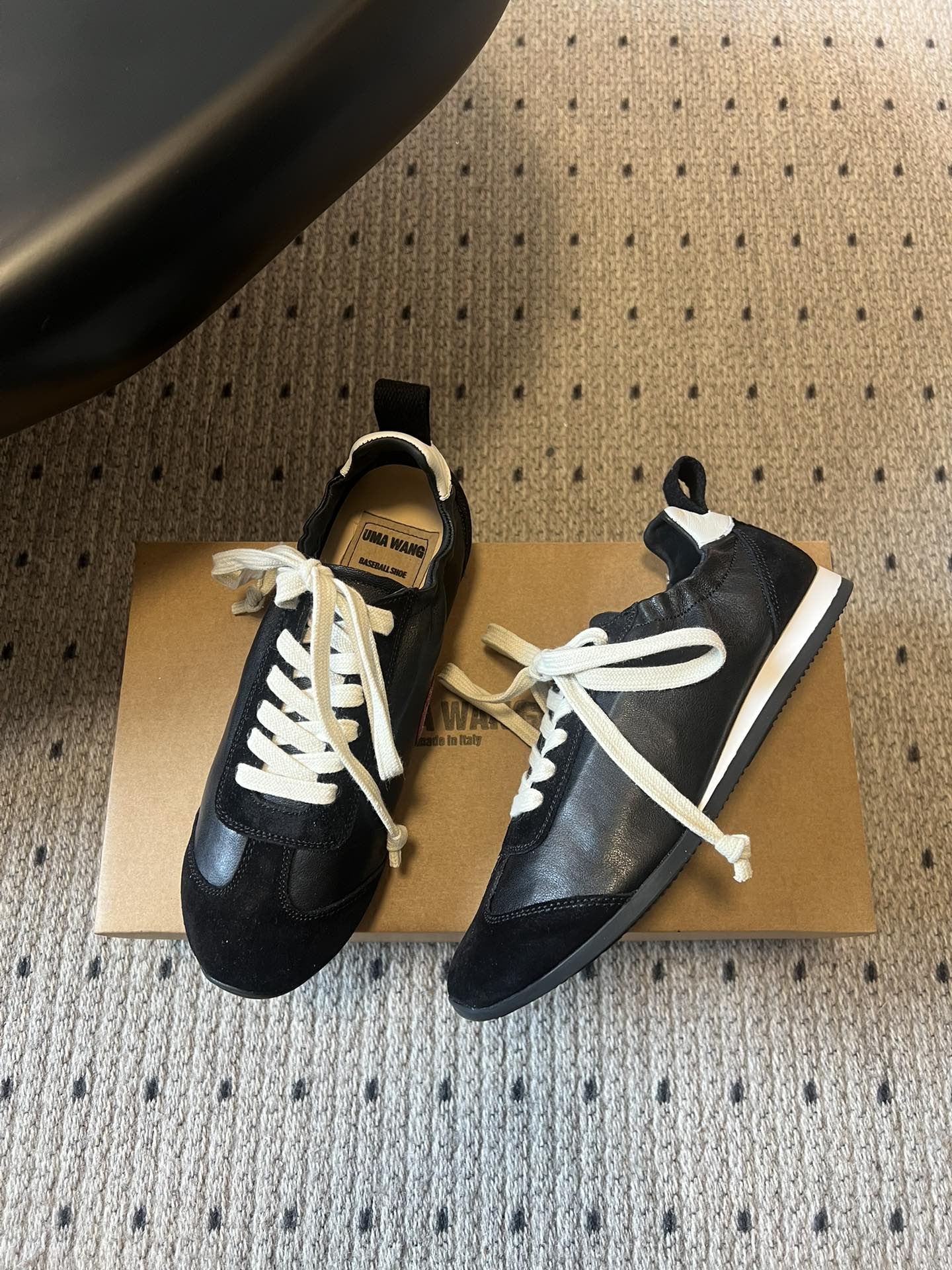 UMA WAN*26ss新款复古绑带德训鞋休闲鞋内衬为细腻小羊皮，触感亲肤且透气性佳。鞋面拼接缝线、做旧