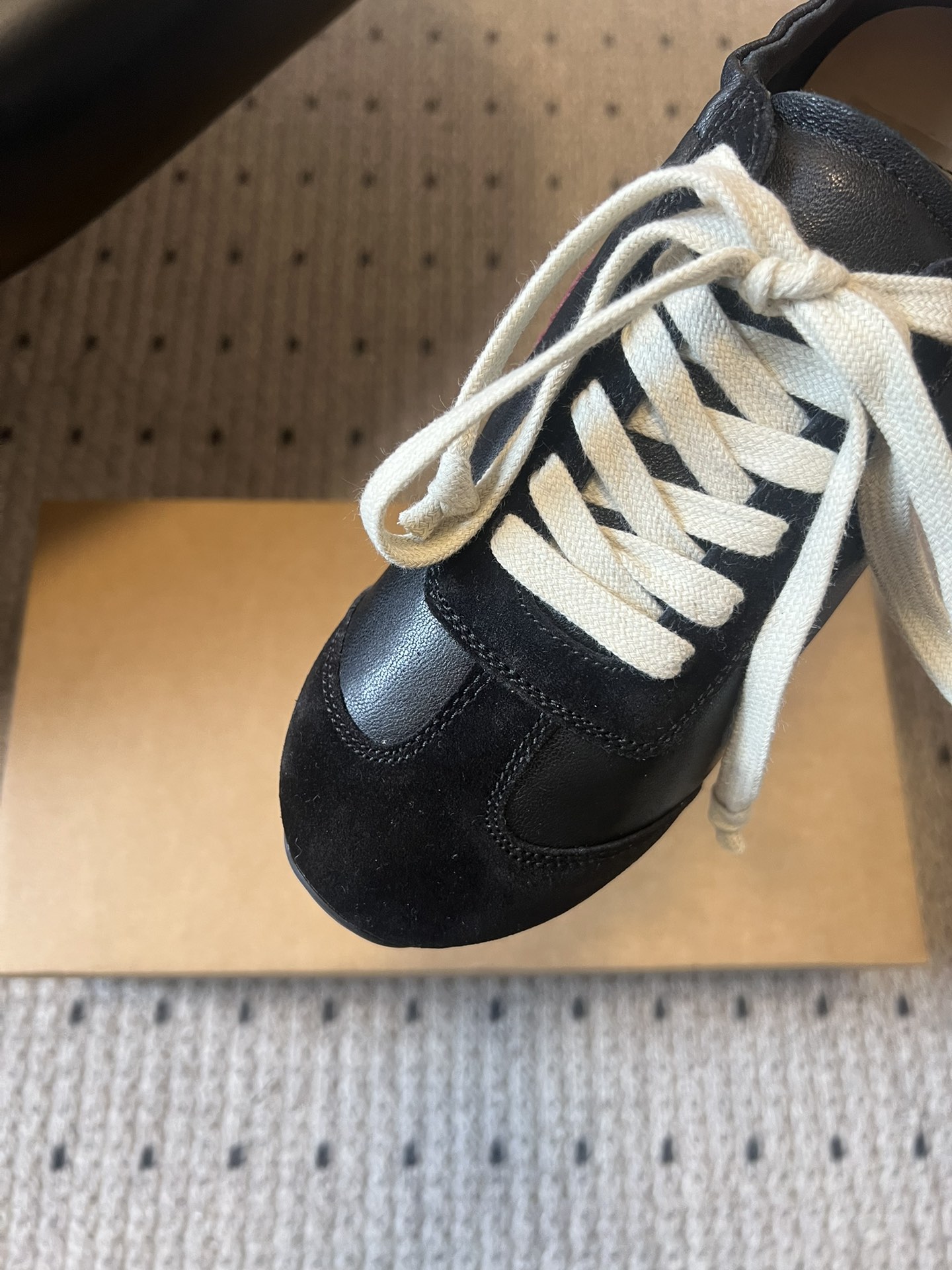 UMA WAN*26ss新款复古绑带德训鞋休闲鞋内衬为细腻小羊皮，触感亲肤且透气性佳。鞋面拼接缝线、做旧