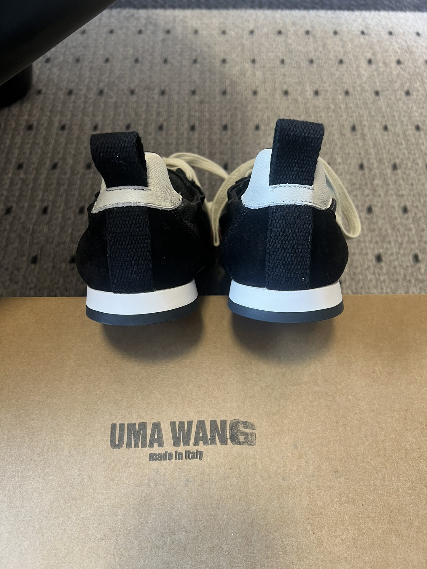UMA WAN*26ss新款复古绑带德训鞋休闲鞋内衬为细腻小羊皮，触感亲肤且透气性佳。鞋面拼接缝线、做旧