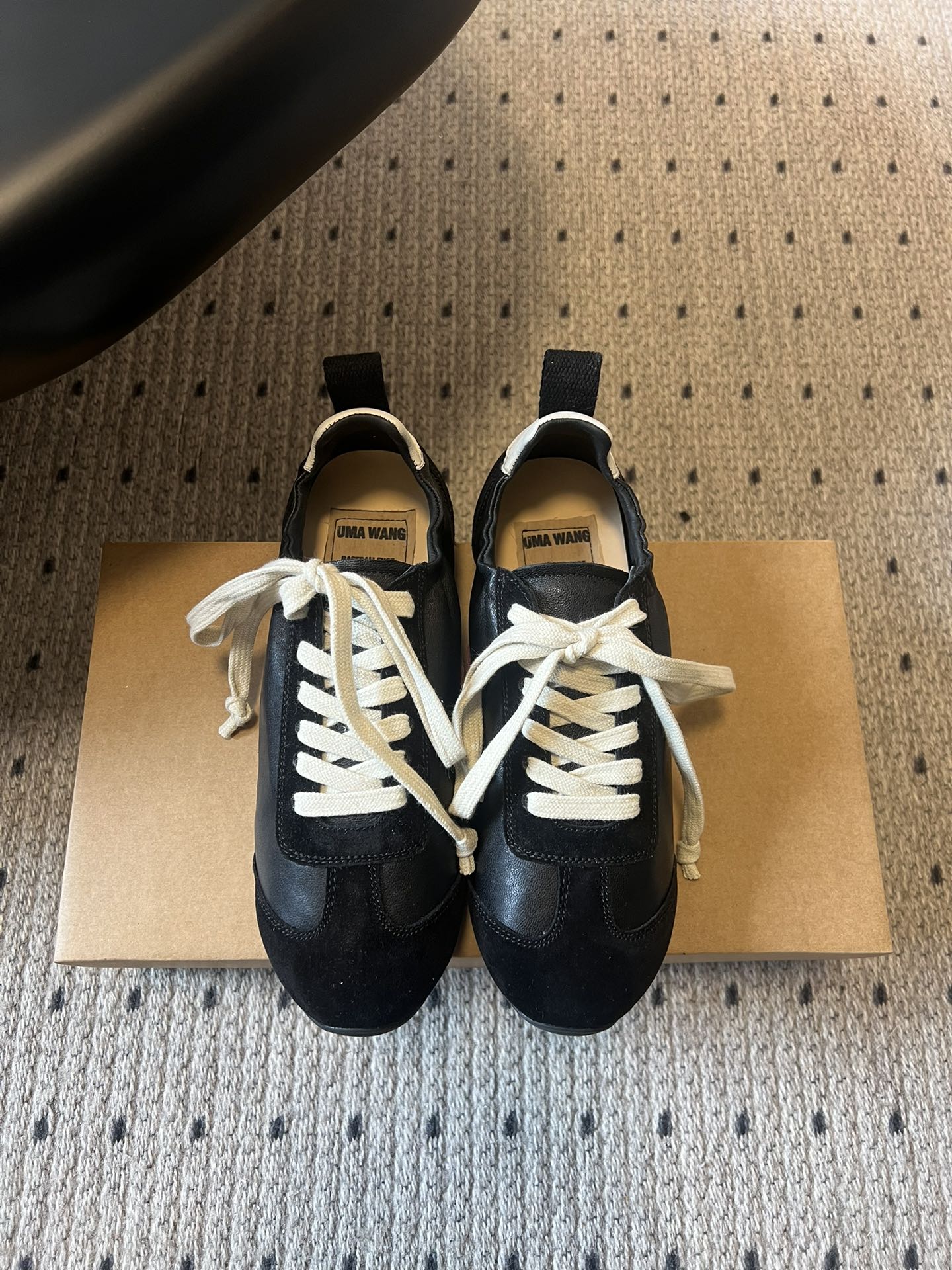 NO:751077,UMA WANG26ss new retro lace-up moral training shoes and casual shoes are lined with fine lambskin, which is skin-friendly and breathable. The upper stitching and distressed effects are all hand-processed, and the stitching is delicate and has a natural hand-made temperature, which reflects the craftsmanship standards of high-end designer brands.  The rubber outsole is soft and non-slip, fits the foot when walking, and takes into account retro styling and comfort. The low saturation color matching is very adaptable, and can be paired with suits and dresses to create a formal look, or combined with jeans and sweatshirts for a casual daily style. Sheepskin/cow suede upper, sheepskin lining, rubber outsole size 35-45 (40, 41, and 45 sizes are not returnable for customization)  Heel height 2cm, casual shoes/sports shoes, sneakers, hoodie, sweatshirts, skirts, jeans, business suit, sheepskin19860909UMA WANG26ss新款复古绑带德训鞋休闲鞋 内衬为细腻小羊皮,触感亲肤且透气性佳.鞋面拼接缝线、做旧效果均为手工处理,针脚细腻且带有自然的手工温度,体现了高端设计师品牌的工艺标准. 采用橡胶大底,柔软且防滑,行走时贴合脚感,兼顾了复古造型与舒适度.低饱和度配色适配性极强,既能搭配西装、连衣裙打造正式造型,也能与牛仔裤、卫衣组合出随性日常风格. 鞋面羊皮/牛反绒 内里羊皮 大底橡胶大底 size35-45码（40、41、45码定制不退换） 跟高2cm,休闲鞋/运动鞋,sneakers,hoodie,sweatshirts,skirts,jeans,business suit,sheepskin,Women's Shoes