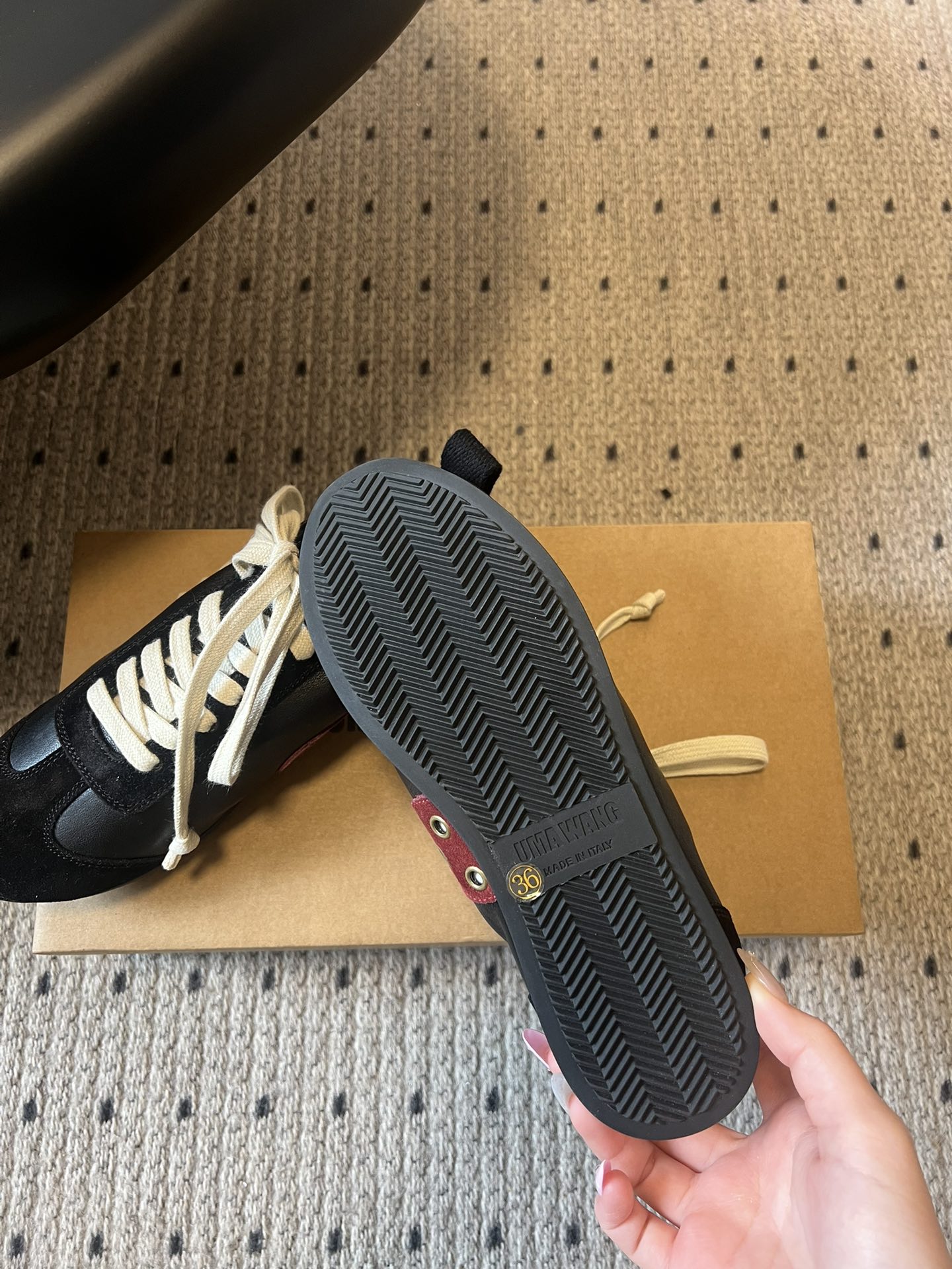 UMA WAN*26ss新款复古绑带德训鞋休闲鞋内衬为细腻小羊皮，触感亲肤且透气性佳。鞋面拼接缝线、做旧