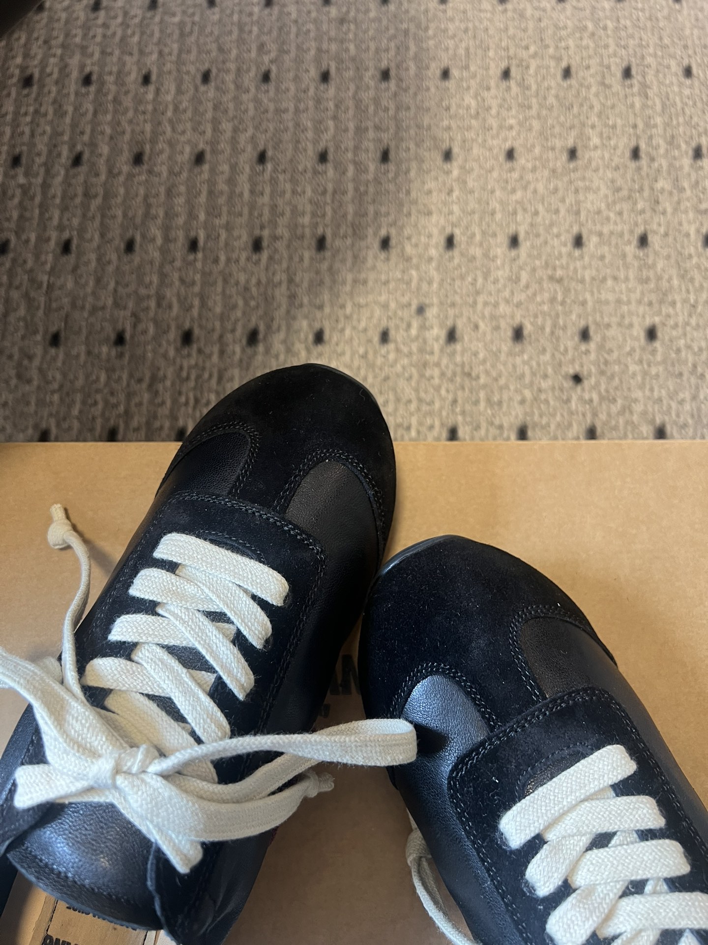 UMA WAN*26ss新款复古绑带德训鞋休闲鞋内衬为细腻小羊皮，触感亲肤且透气性佳。鞋面拼接缝线、做旧