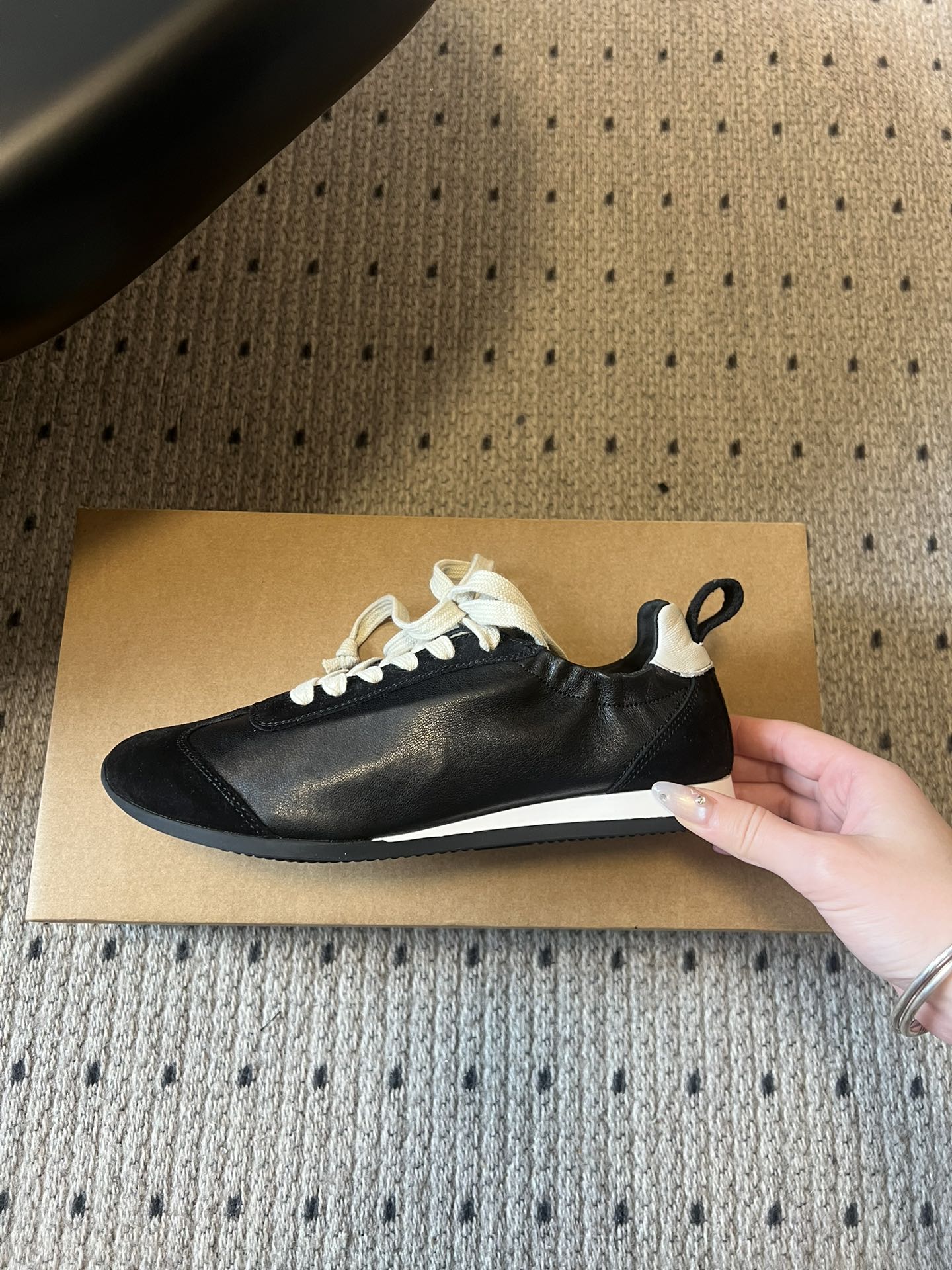 UMA WAN*26ss新款复古绑带德训鞋休闲鞋内衬为细腻小羊皮，触感亲肤且透气性佳。鞋面拼接缝线、做旧