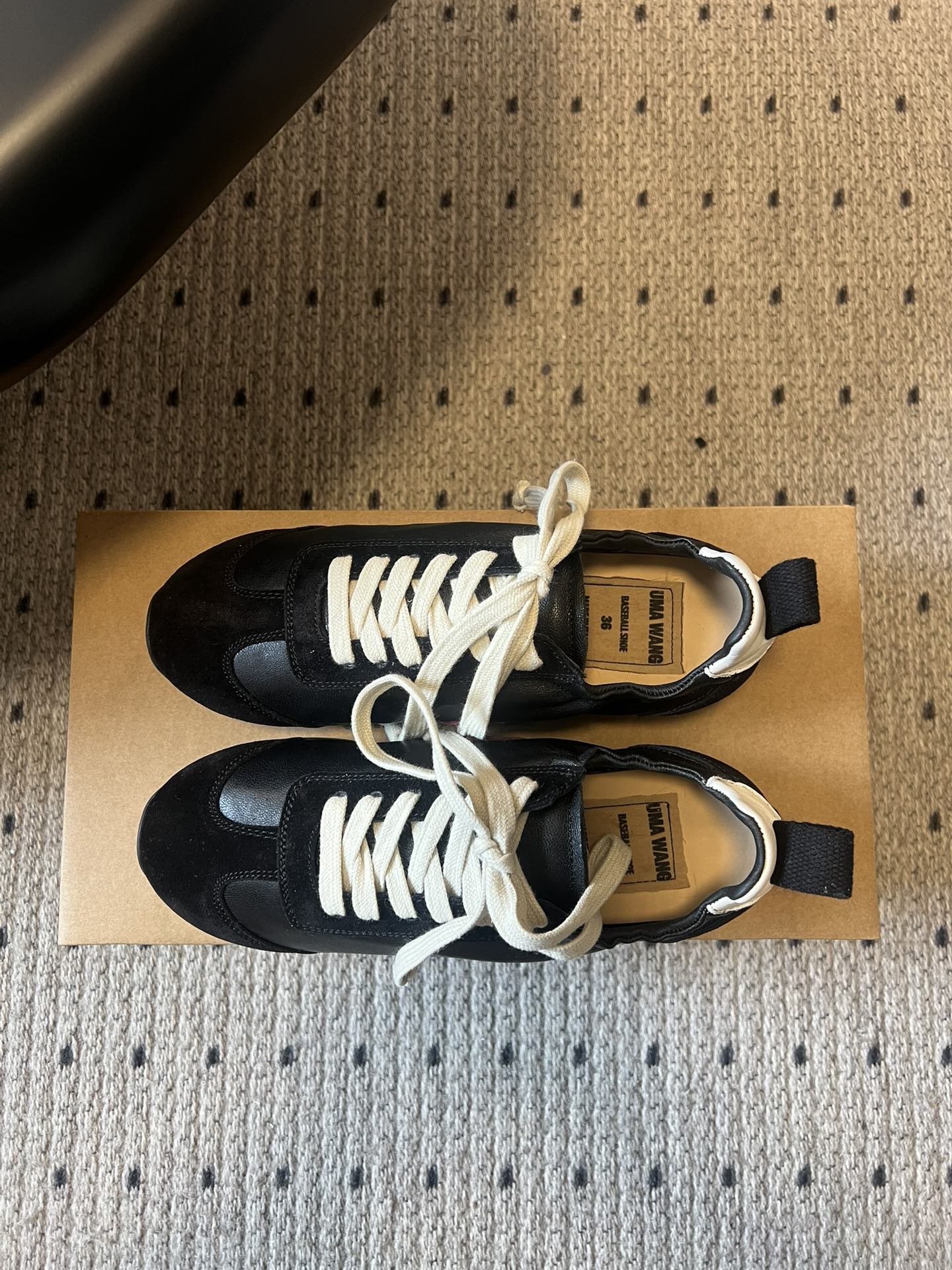 UMA WAN*26ss新款复古绑带德训鞋休闲鞋内衬为细腻小羊皮，触感亲肤且透气性佳。鞋面拼接缝线、做旧