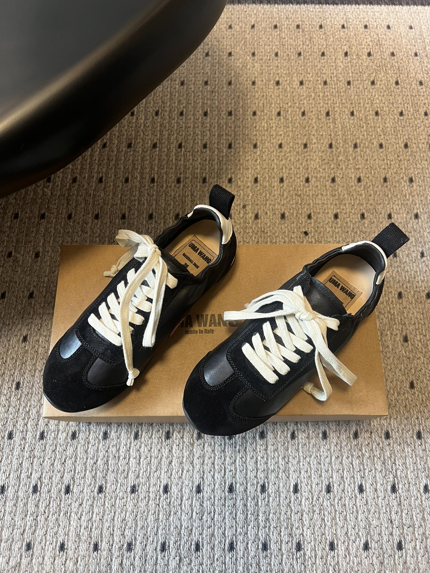 UMA WAN*26ss新款复古绑带德训鞋休闲鞋内衬为细腻小羊皮，触感亲肤且透气性佳。鞋面拼接缝线、做旧