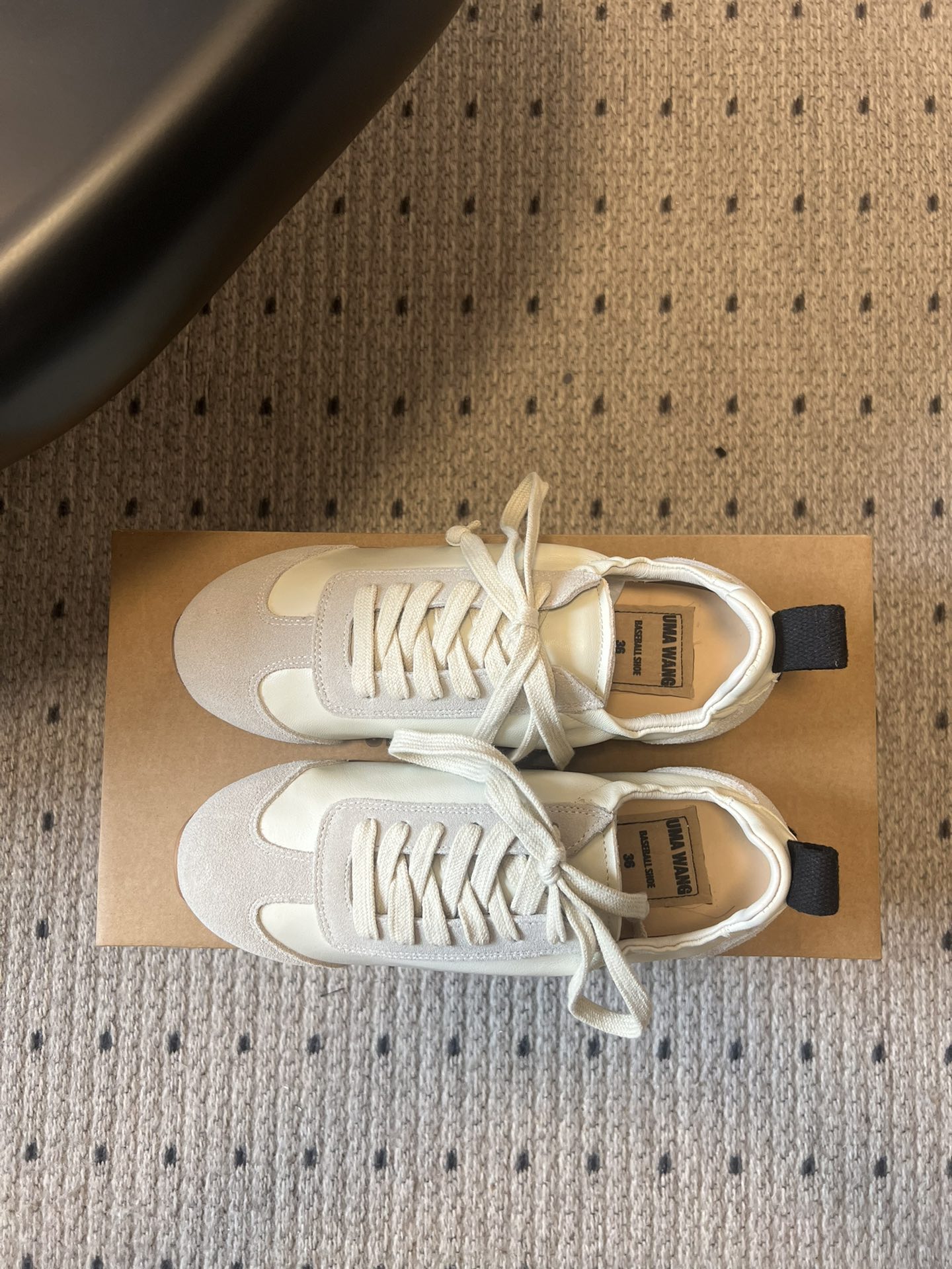 UMA WAN*26ss新款复古绑带德训鞋休闲鞋内衬为细腻小羊皮，触感亲肤且透气性佳。鞋面拼接缝线、做旧