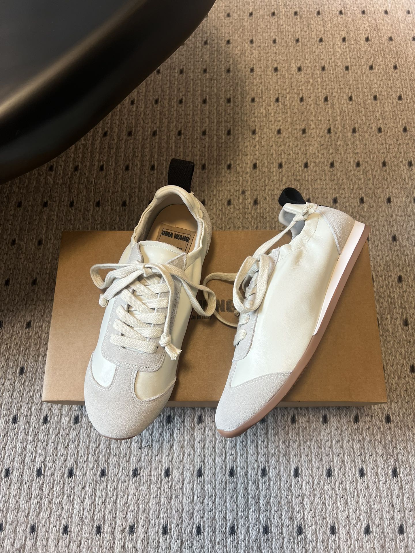 UMA WAN*26ss新款复古绑带德训鞋休闲鞋内衬为细腻小羊皮，触感亲肤且透气性佳。鞋面拼接缝线、做旧