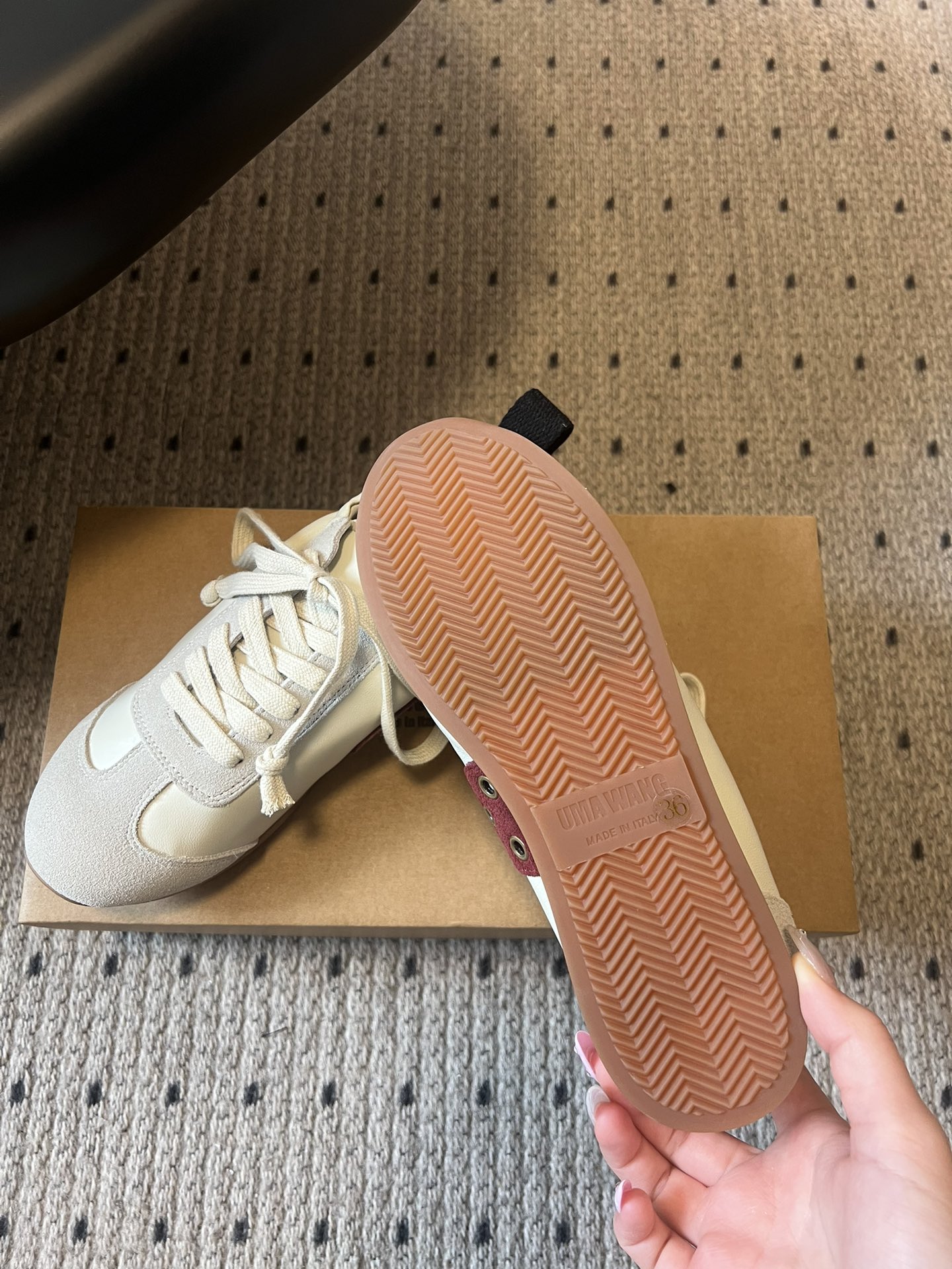 UMA WAN*26ss新款复古绑带德训鞋休闲鞋内衬为细腻小羊皮，触感亲肤且透气性佳。鞋面拼接缝线、做旧