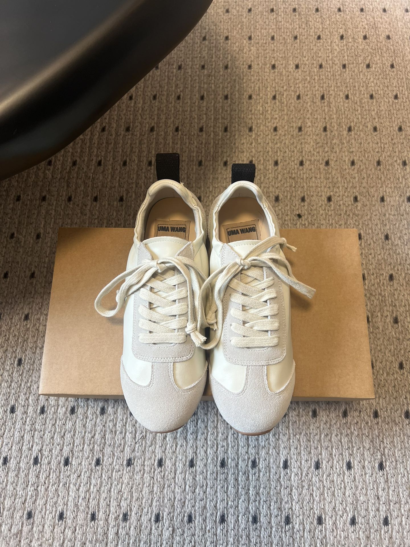 UMA WAN*26ss新款复古绑带德训鞋休闲鞋内衬为细腻小羊皮，触感亲肤且透气性佳。鞋面拼接缝线、做旧