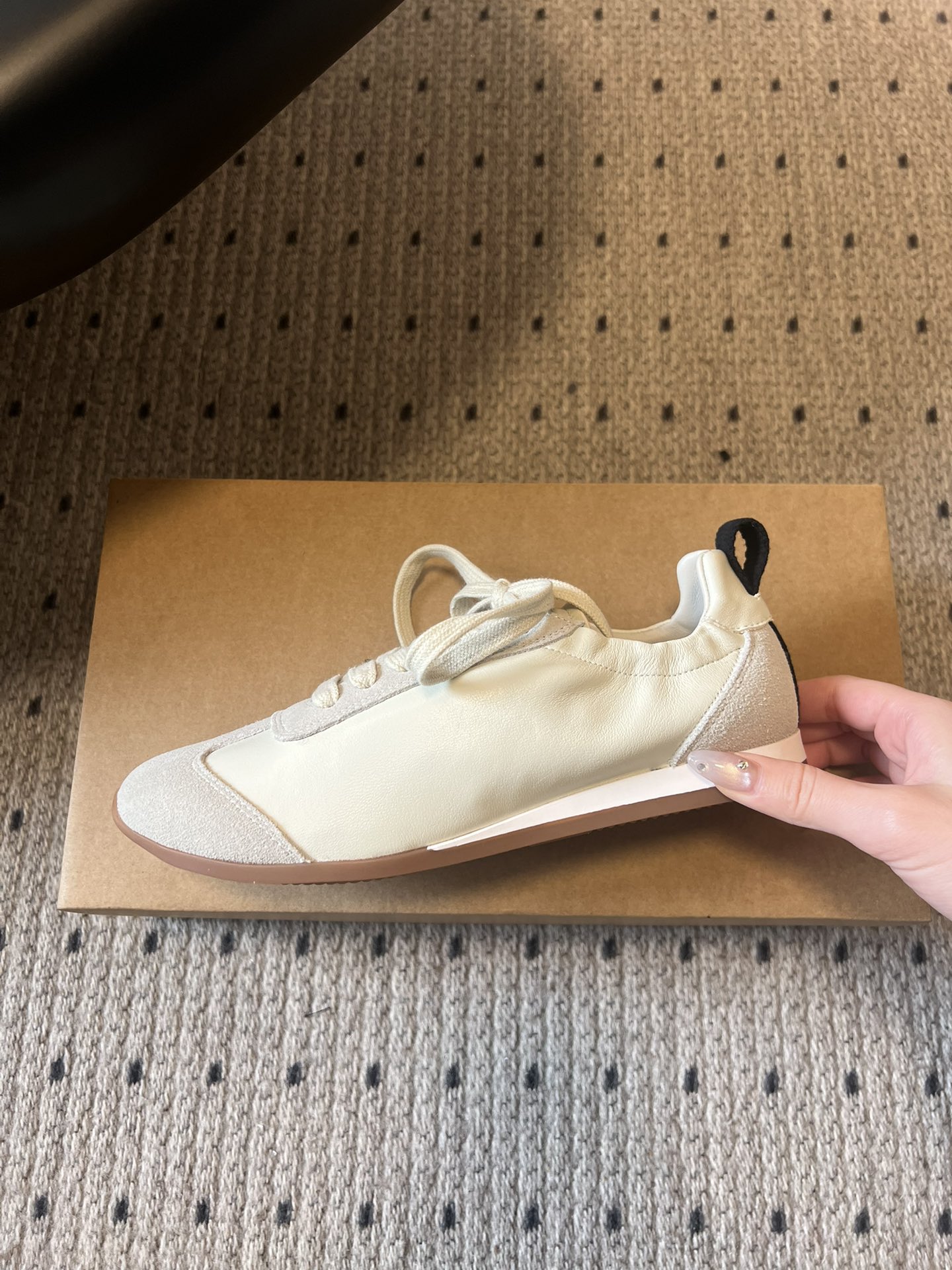 UMA WAN*26ss新款复古绑带德训鞋休闲鞋内衬为细腻小羊皮，触感亲肤且透气性佳。鞋面拼接缝线、做旧