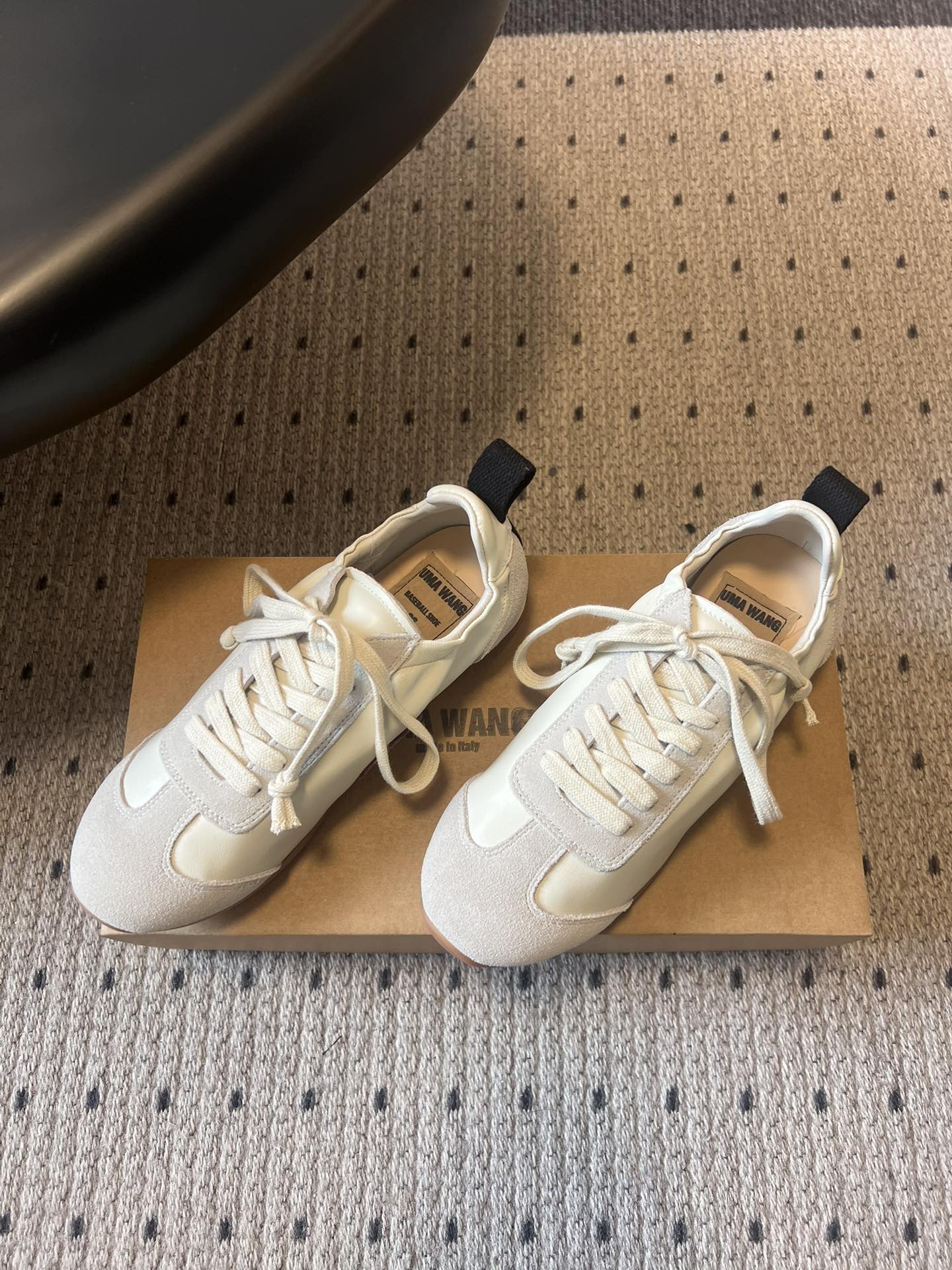 UMA WAN*26ss新款复古绑带德训鞋休闲鞋内衬为细腻小羊皮，触感亲肤且透气性佳。鞋面拼接缝线、做旧