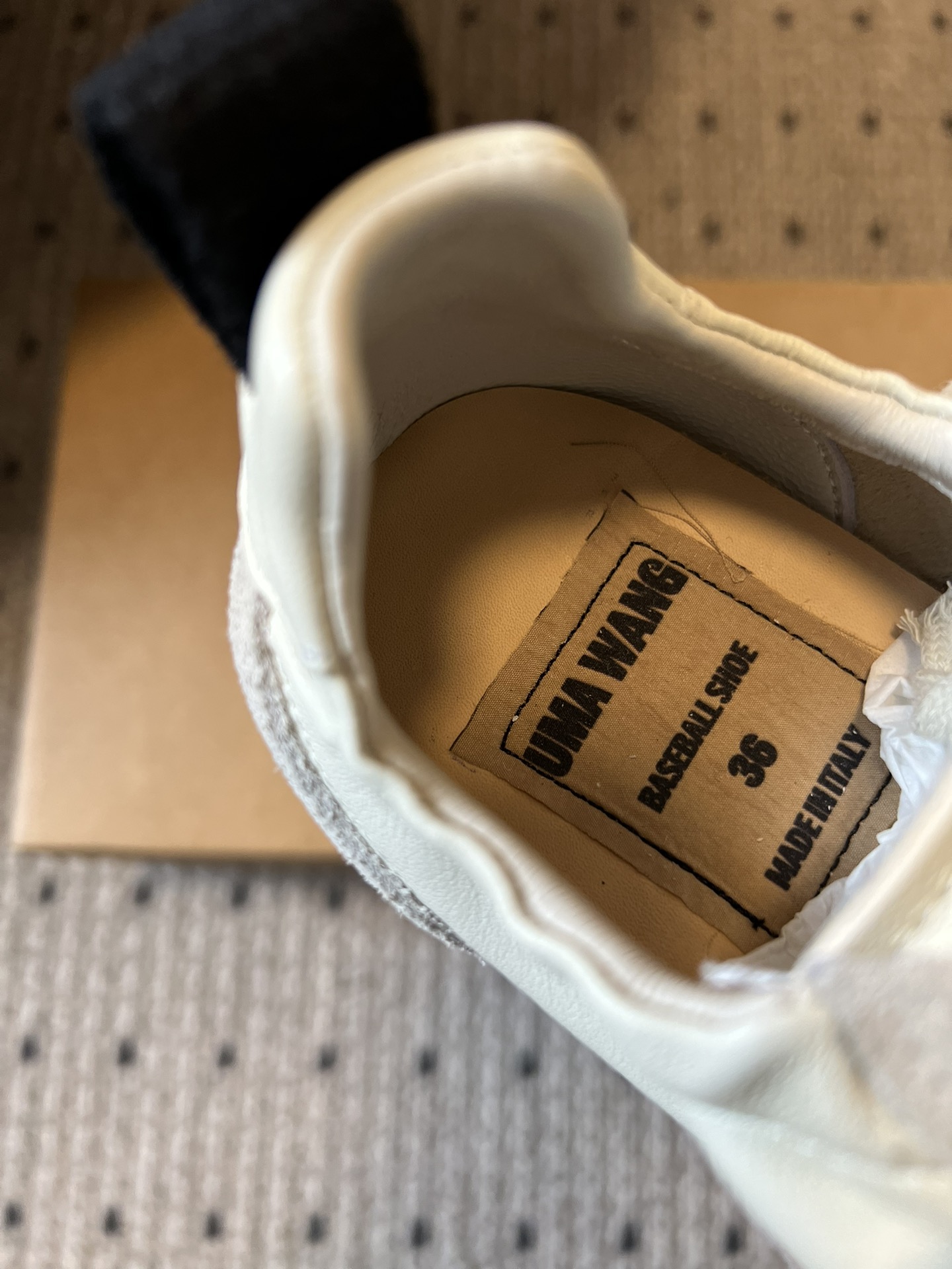 UMA WAN*26ss新款复古绑带德训鞋休闲鞋内衬为细腻小羊皮，触感亲肤且透气性佳。鞋面拼接缝线、做旧