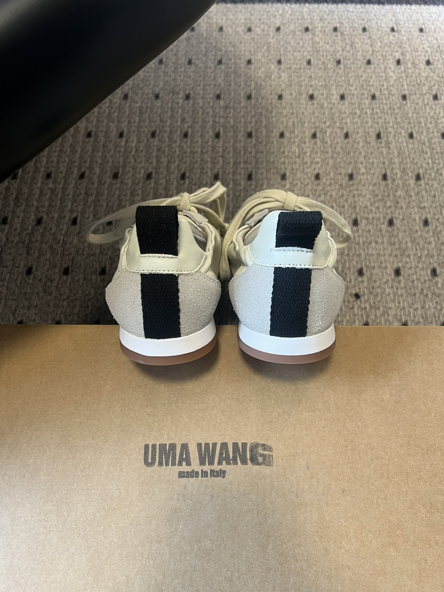 UMA WAN*26ss新款复古绑带德训鞋休闲鞋内衬为细腻小羊皮，触感亲肤且透气性佳。鞋面拼接缝线、做旧