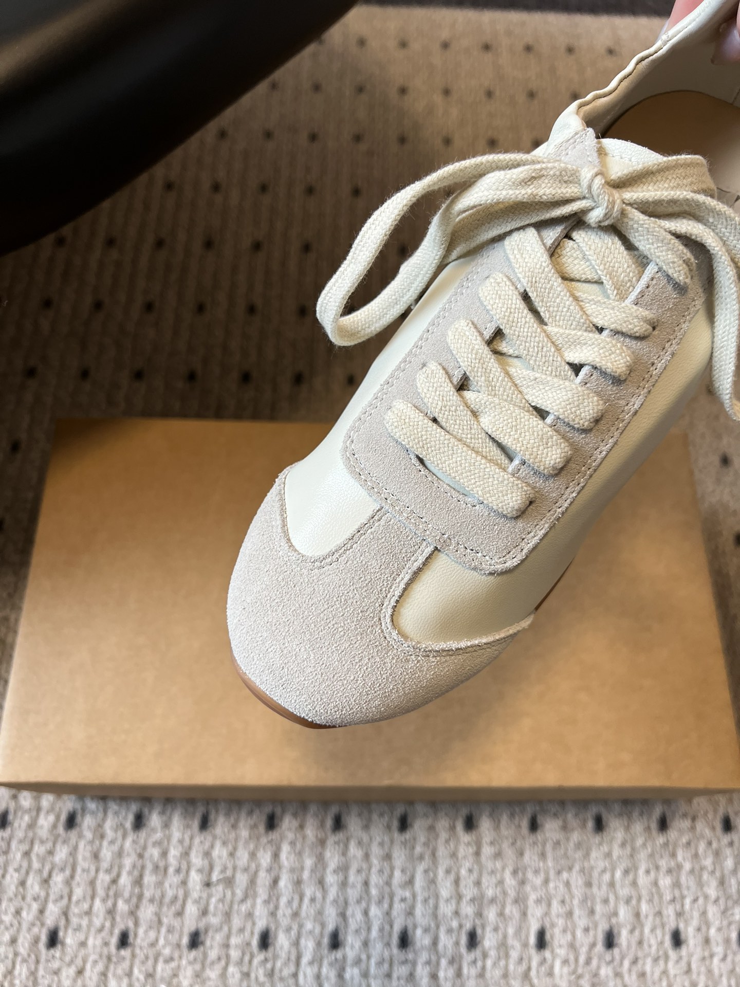 UMA WAN*26ss新款复古绑带德训鞋休闲鞋内衬为细腻小羊皮，触感亲肤且透气性佳。鞋面拼接缝线、做旧