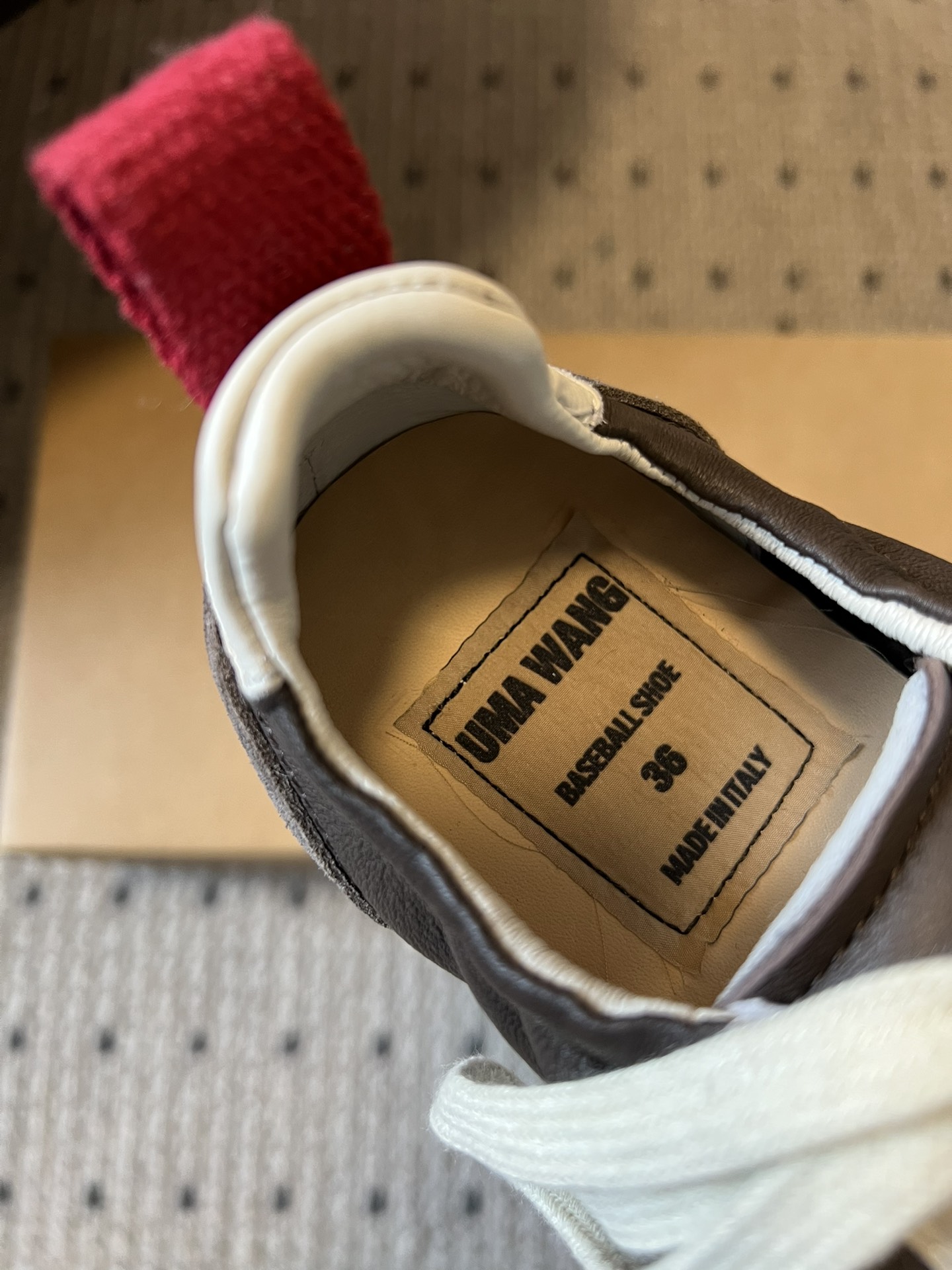 UMA WAN*26ss新款复古绑带德训鞋休闲鞋内衬为细腻小羊皮，触感亲肤且透气性佳。鞋面拼接缝线、做旧