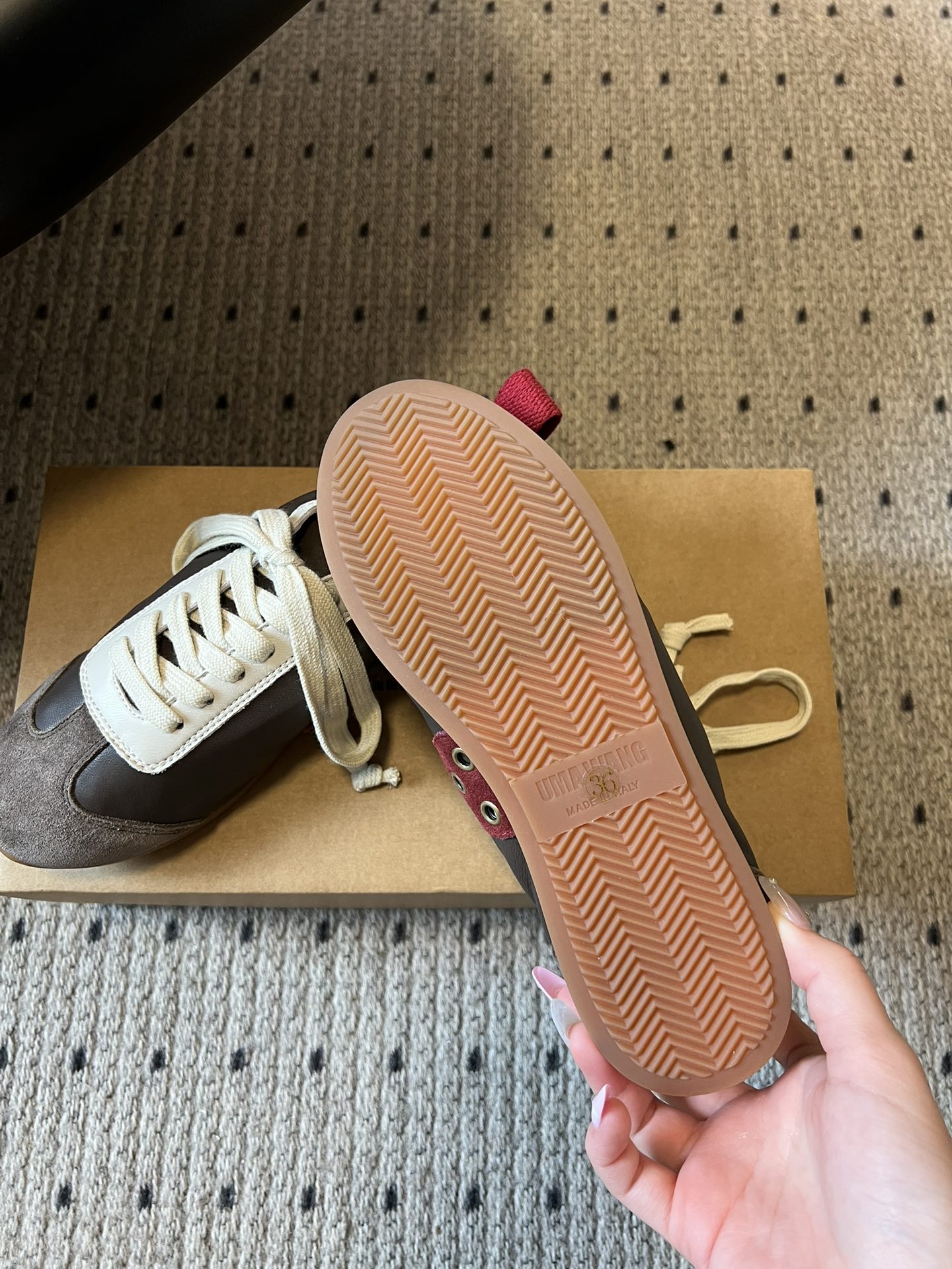 UMA WAN*26ss新款复古绑带德训鞋休闲鞋内衬为细腻小羊皮，触感亲肤且透气性佳。鞋面拼接缝线、做旧