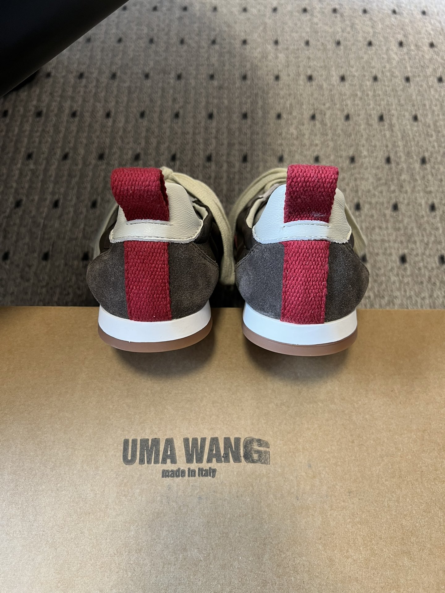 UMA WAN*26ss新款复古绑带德训鞋休闲鞋内衬为细腻小羊皮，触感亲肤且透气性佳。鞋面拼接缝线、做旧