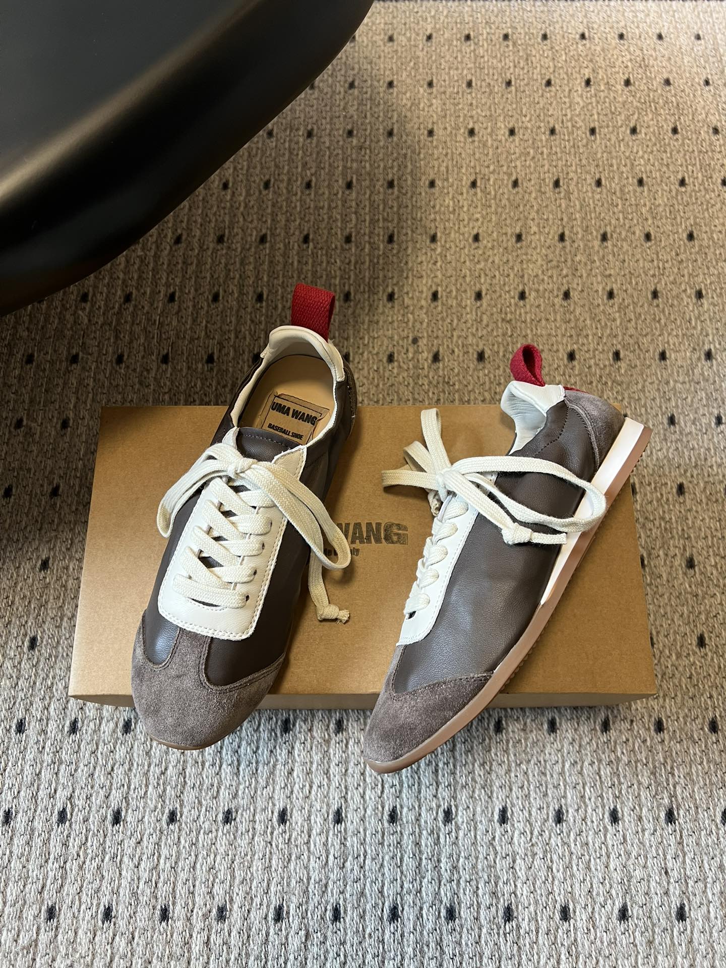 UMA WAN*26ss新款复古绑带德训鞋休闲鞋内衬为细腻小羊皮，触感亲肤且透气性佳。鞋面拼接缝线、做旧