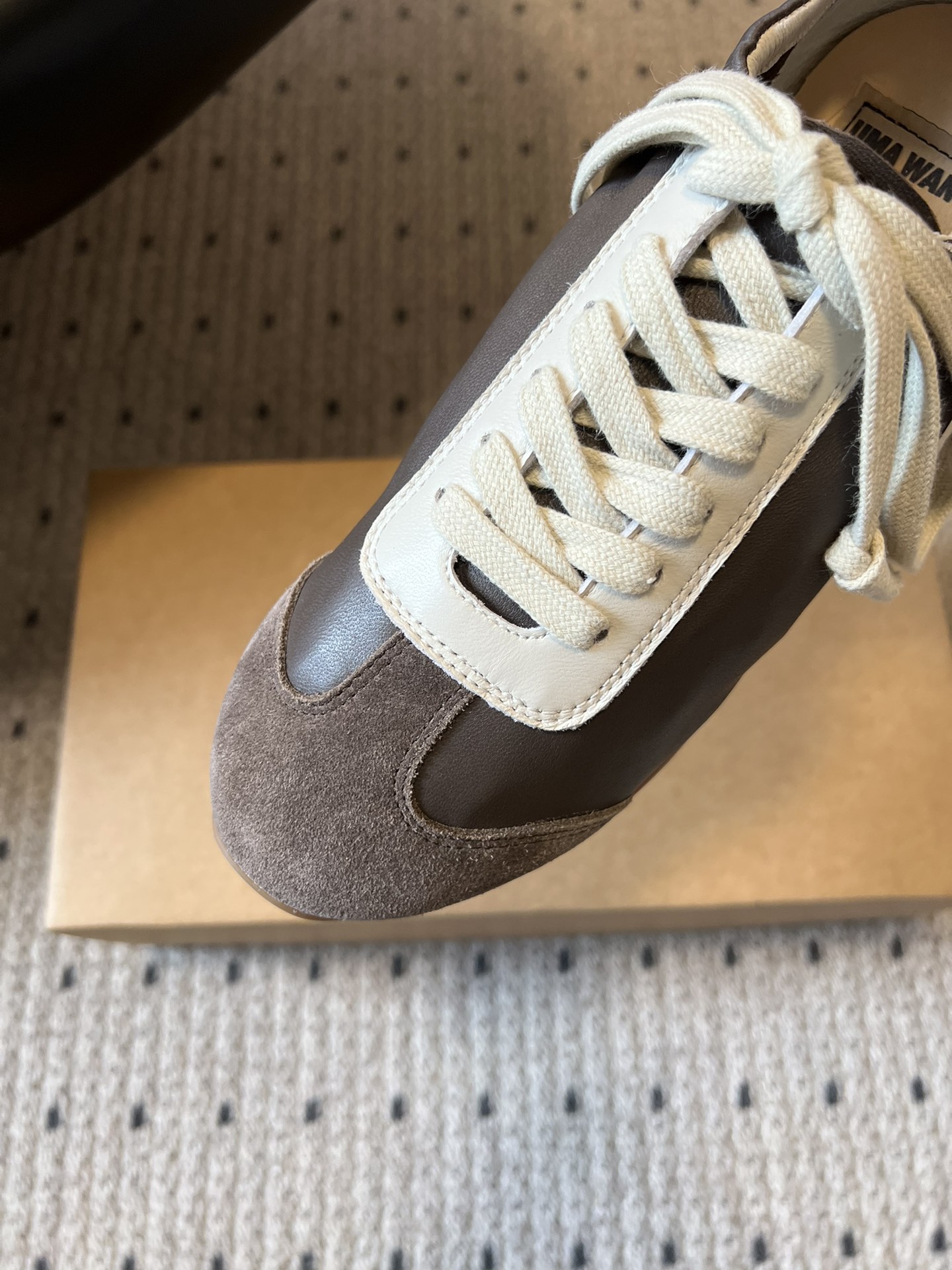 UMA WAN*26ss新款复古绑带德训鞋休闲鞋内衬为细腻小羊皮，触感亲肤且透气性佳。鞋面拼接缝线、做旧