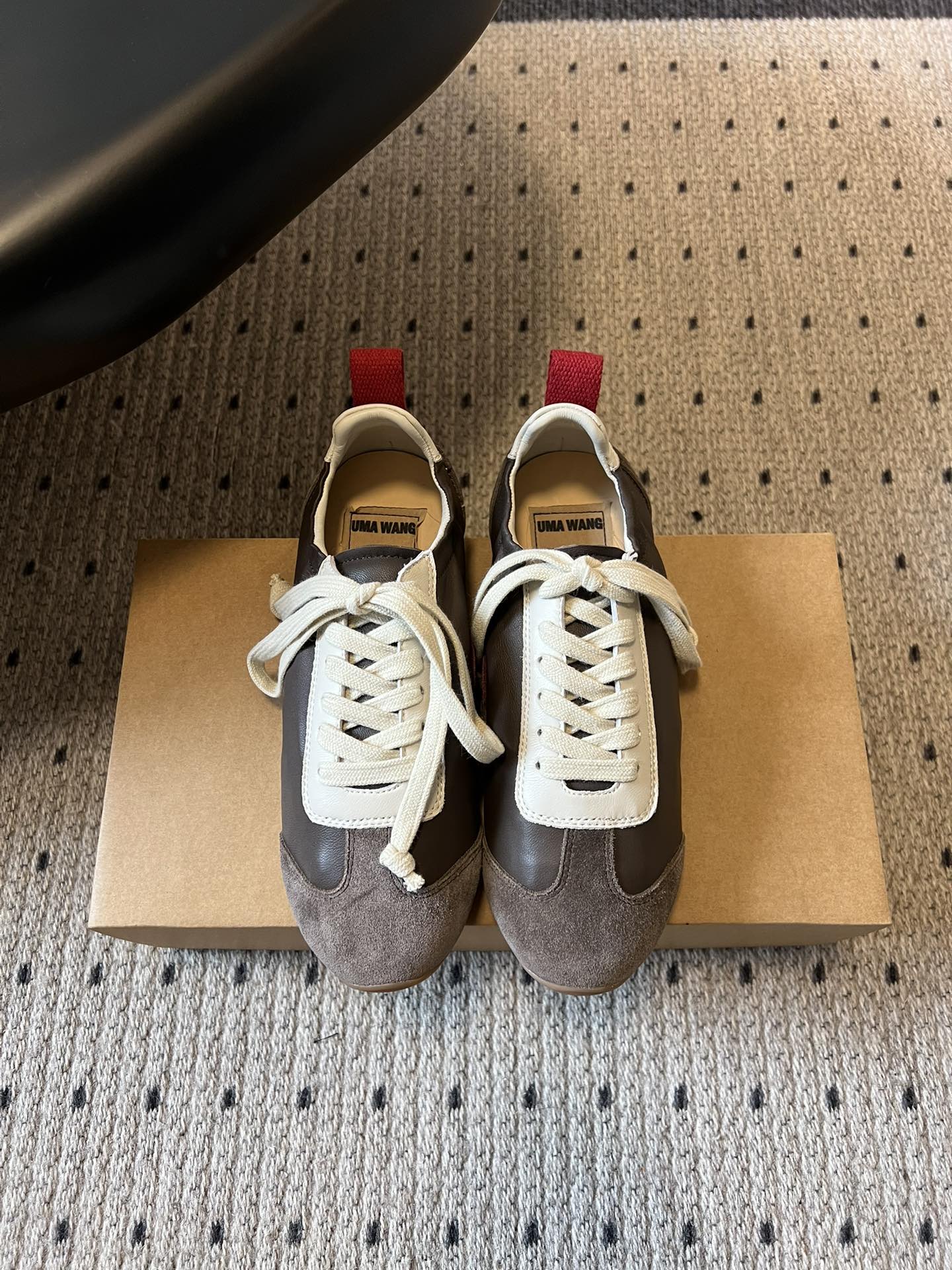 UMA WAN*26ss新款复古绑带德训鞋休闲鞋内衬为细腻小羊皮，触感亲肤且透气性佳。鞋面拼接缝线、做旧