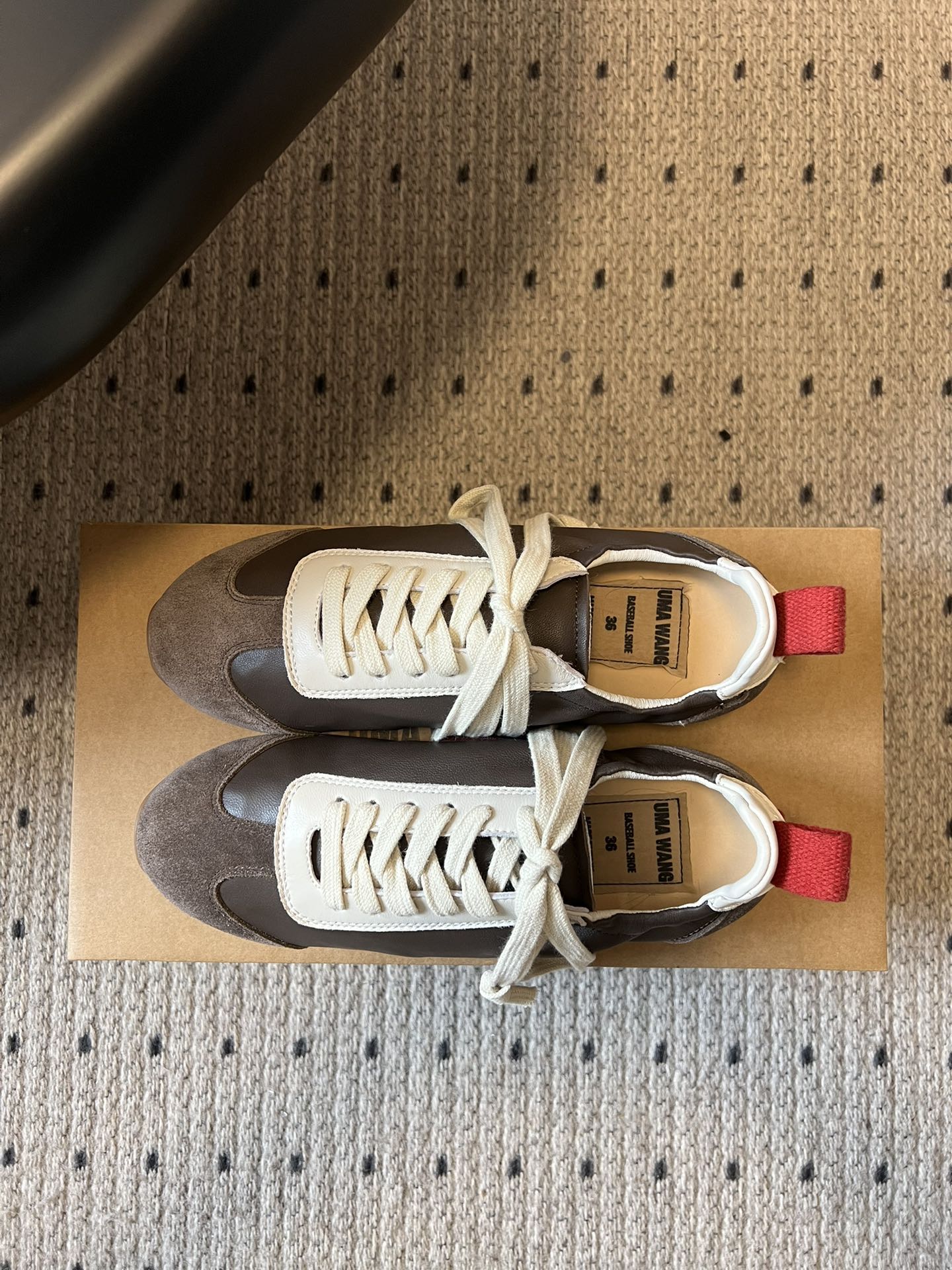 UMA WAN*26ss新款复古绑带德训鞋休闲鞋内衬为细腻小羊皮，触感亲肤且透气性佳。鞋面拼接缝线、做旧
