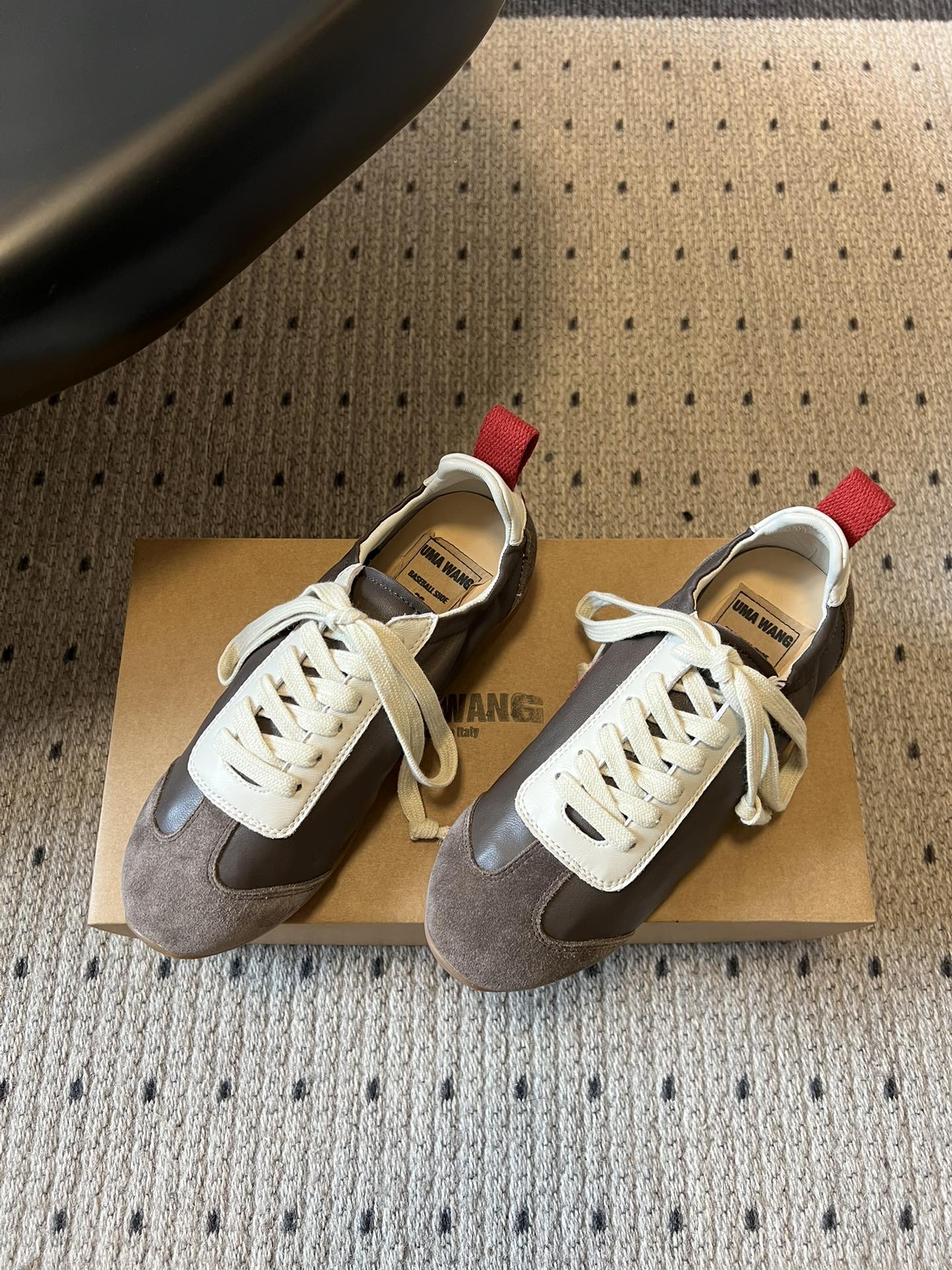 UMA WAN*26ss新款复古绑带德训鞋休闲鞋内衬为细腻小羊皮，触感亲肤且透气性佳。鞋面拼接缝线、做旧