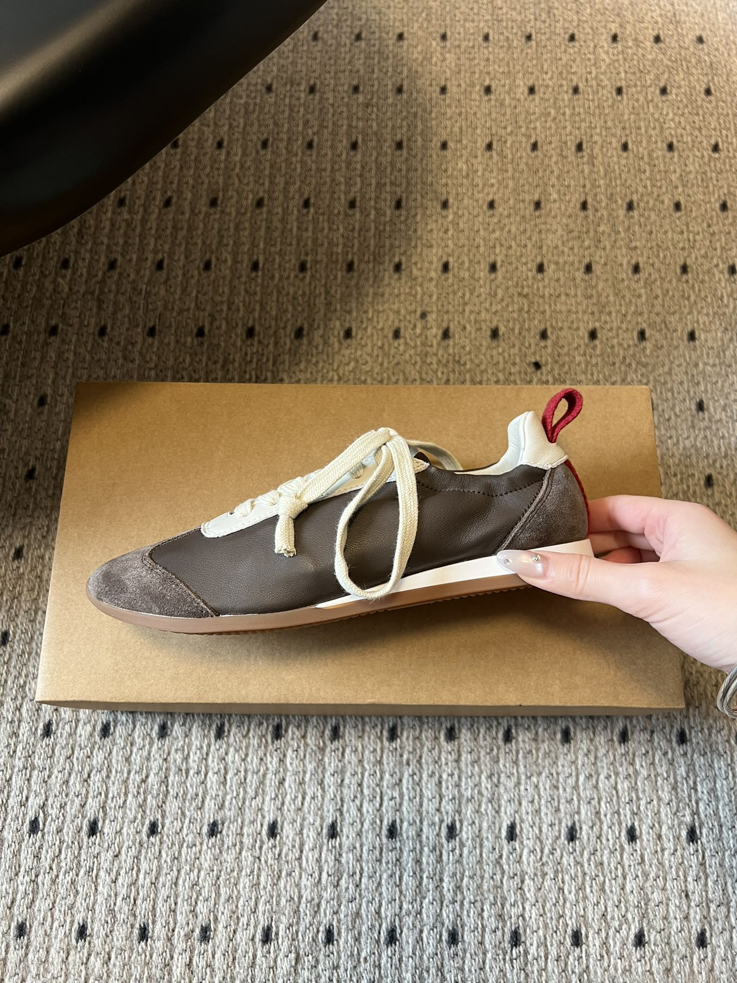 UMA WAN*26ss新款复古绑带德训鞋休闲鞋内衬为细腻小羊皮，触感亲肤且透气性佳。鞋面拼接缝线、做旧