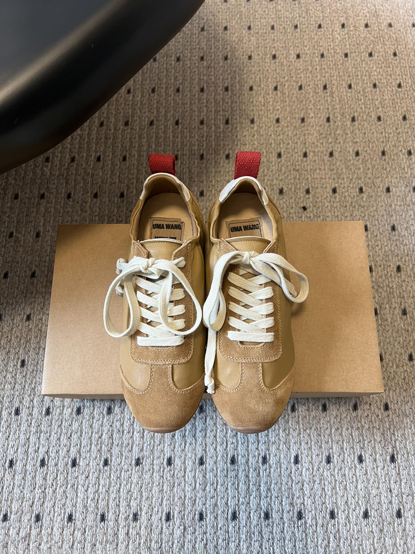 NO:725172,UMA WAN*26ss new retro lace-up moral training shoes and casual shoes are lined with fine lambskin, which is skin-friendly and breathable. The upper stitching and distressed effects are all hand-processed. The stitching is delicate and has a natural hand-made temperature, which reflects the craftsmanship standards of high-end designer brands.  The rubber outsole is soft and non-slip, fits the foot when walking, and takes into account retro styling and comfort. The low saturation color matching is very adaptable, and can be paired with suits and dresses to create a formal look, or combined with jeans and sweatshirts for a casual daily style. Sheepskin/cow suede upper, sheepskin lining, rubber outsole size 35-45 (40, 41, and 45 sizes are not returnable for customization)  Heel height 2cm, casual shoes/sports shoes, sneakers, hoodie, sweatshirts, skirts, jeans, business suit, sheepskin19860909UMA WAN*26ss新款复古绑带德训鞋休闲鞋 内衬为细腻小羊皮,触感亲肤且透气性佳.鞋面拼接缝线、做旧效果均为手工处理,针脚细腻且带有自然的手工温度,体现了高端设计师品牌的工艺标准. 采用橡胶大底,柔软且防滑,行走时贴合脚感,兼顾了复古造型与舒适度.低饱和度配色适配性极强,既能搭配西装、连衣裙打造正式造型,也能与牛仔裤、卫衣组合出随性日常风格. 鞋面羊皮/牛反绒 内里羊皮 大底橡胶大底 size35-45码（40、41、45码定制不退换） 跟高2cm,休闲鞋/运动鞋,sneakers,hoodie,sweatshirts,skirts,jeans,business suit,sheepskin,Women's Shoes