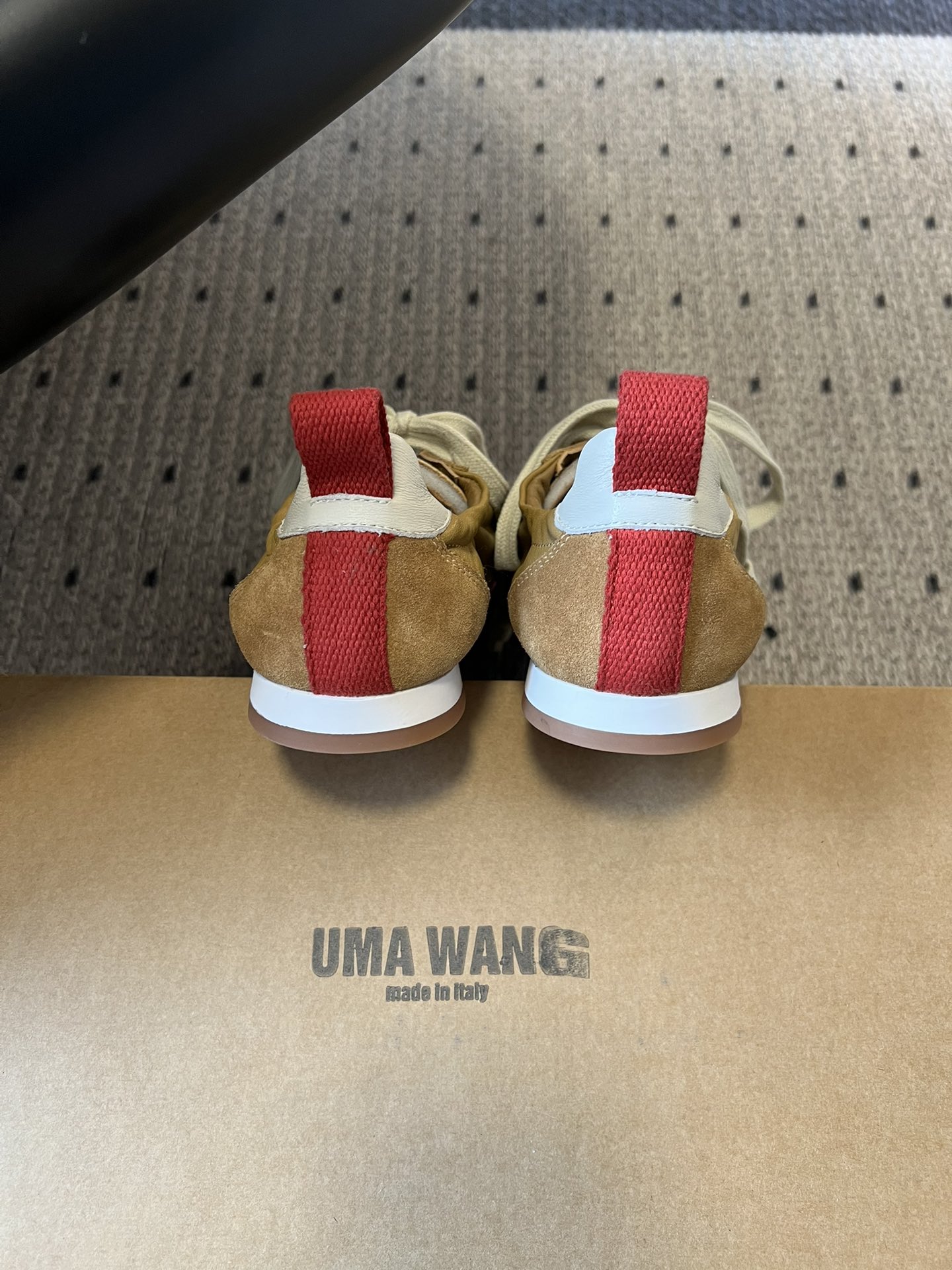 UMA WAN*26ss新款复古绑带德训鞋休闲鞋内衬为细腻小羊皮，触感亲肤且透气性佳。鞋面拼接缝线、做旧