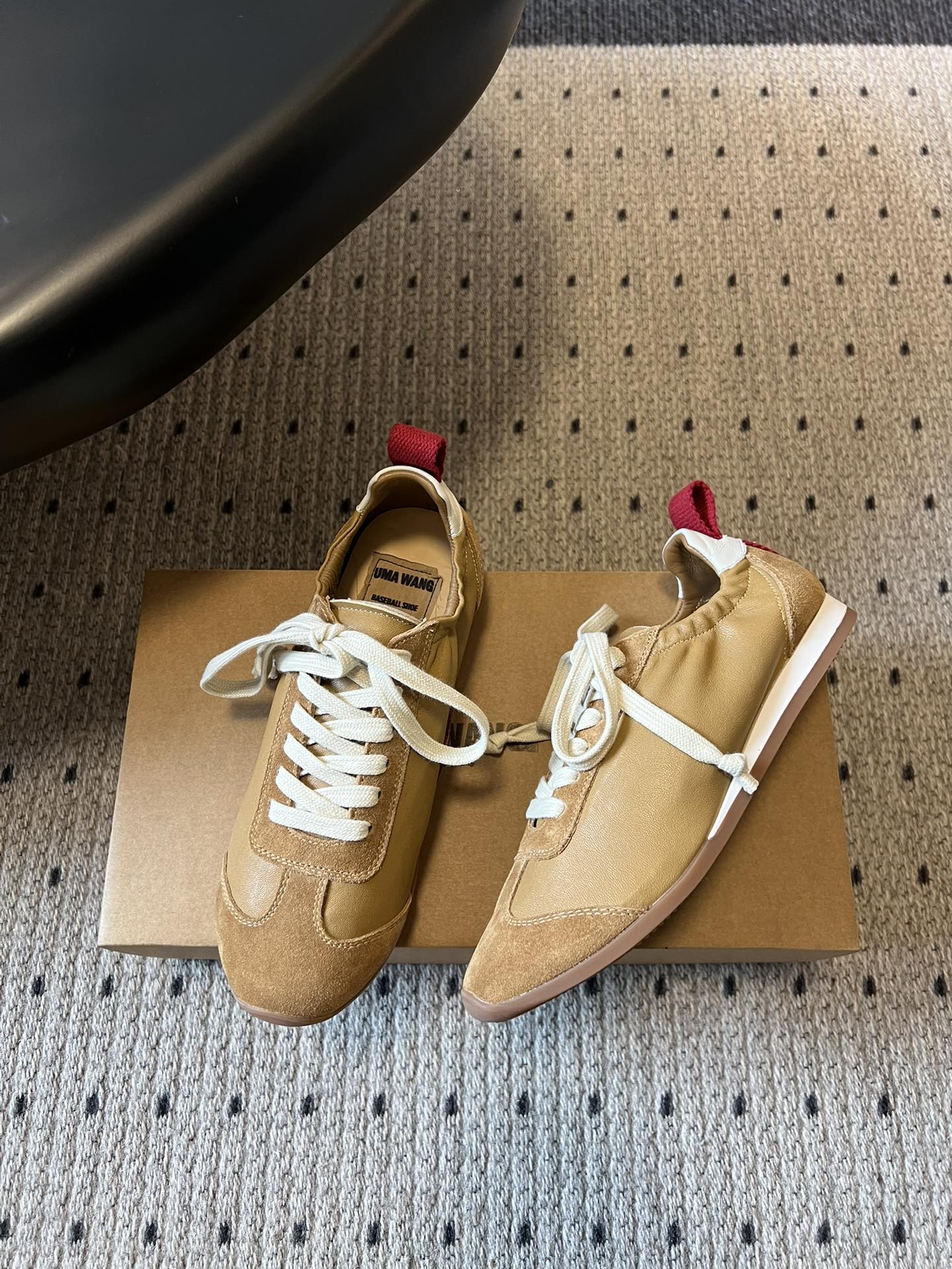 UMA WAN*26ss新款复古绑带德训鞋休闲鞋内衬为细腻小羊皮，触感亲肤且透气性佳。鞋面拼接缝线、做旧