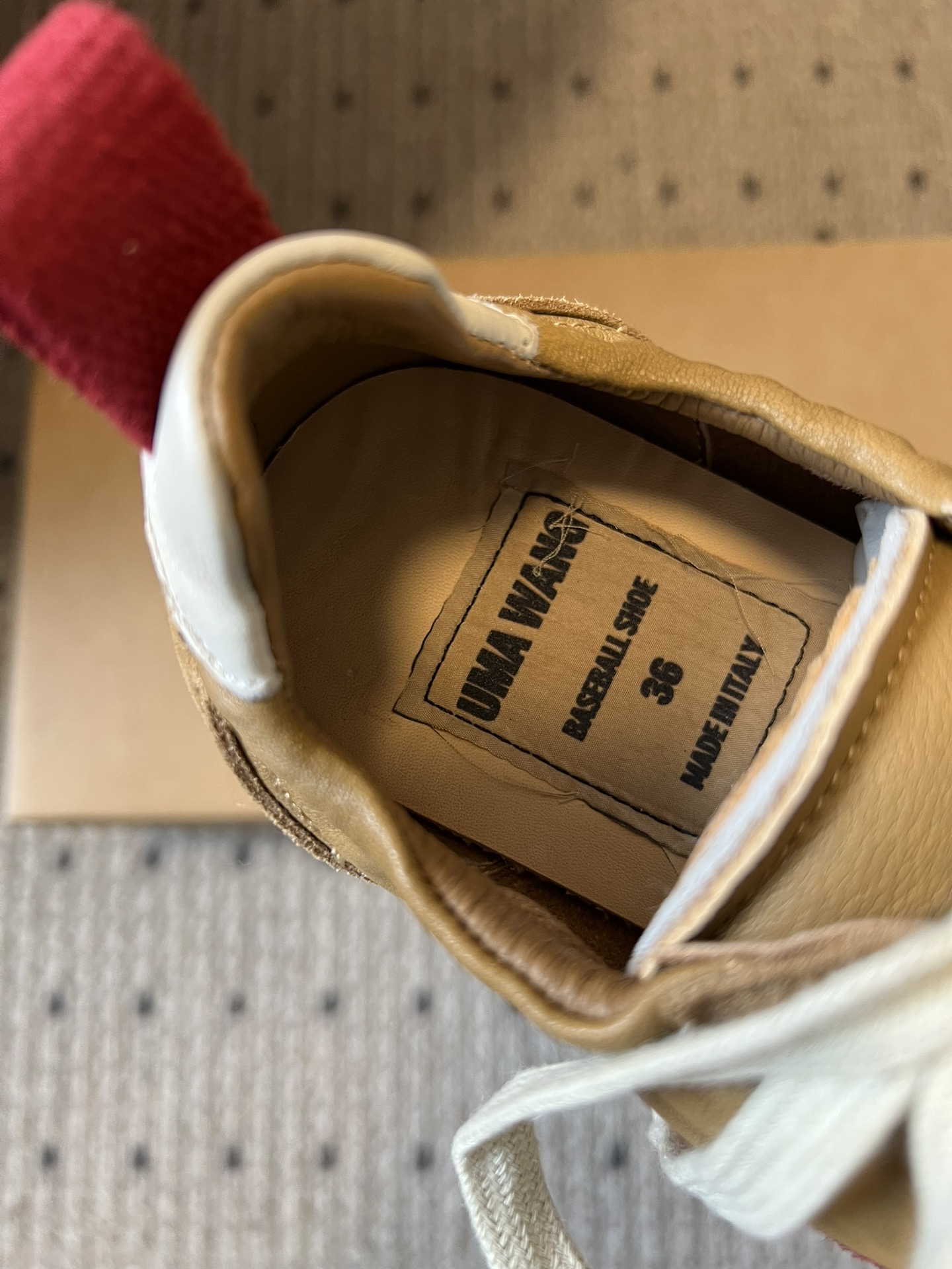 UMA WAN*26ss新款复古绑带德训鞋休闲鞋内衬为细腻小羊皮，触感亲肤且透气性佳。鞋面拼接缝线、做旧