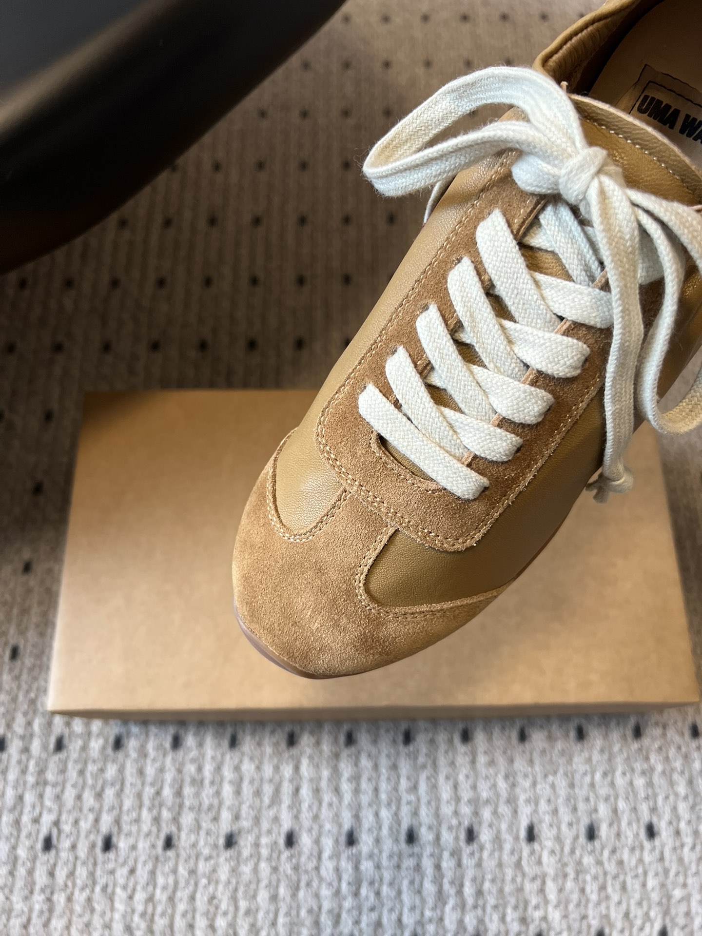 UMA WAN*26ss新款复古绑带德训鞋休闲鞋内衬为细腻小羊皮，触感亲肤且透气性佳。鞋面拼接缝线、做旧