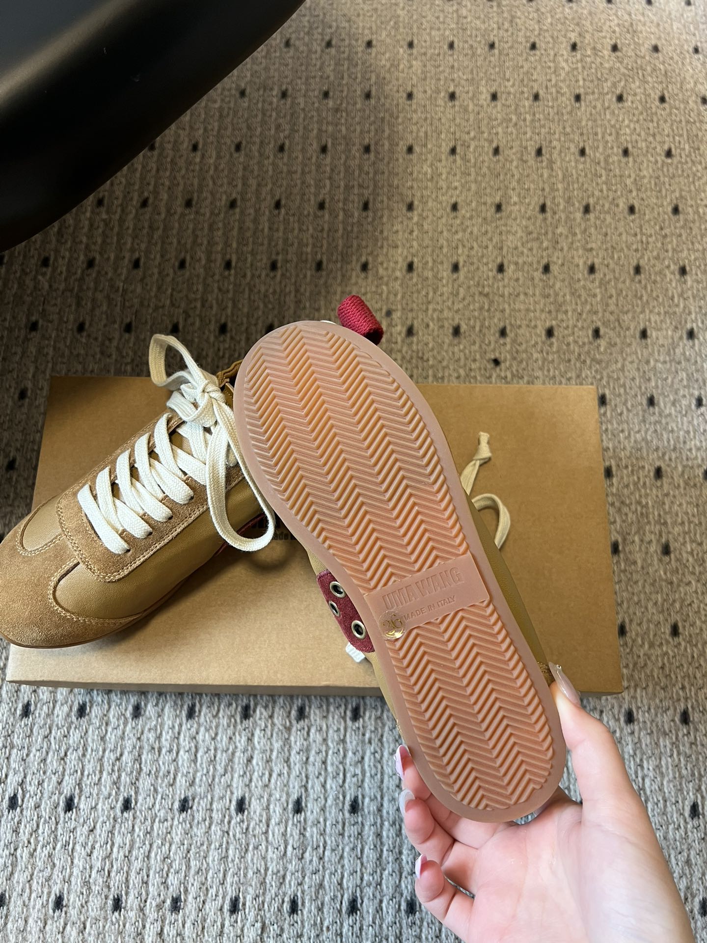 UMA WAN*26ss新款复古绑带德训鞋休闲鞋内衬为细腻小羊皮，触感亲肤且透气性佳。鞋面拼接缝线、做旧