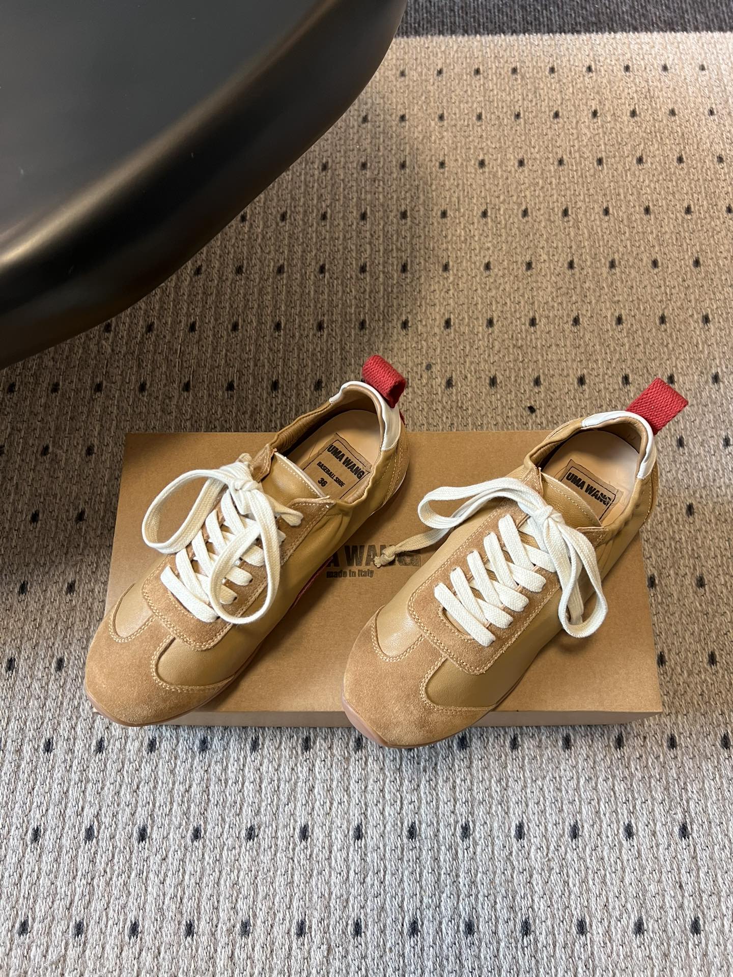 UMA WAN*26ss新款复古绑带德训鞋休闲鞋内衬为细腻小羊皮，触感亲肤且透气性佳。鞋面拼接缝线、做旧