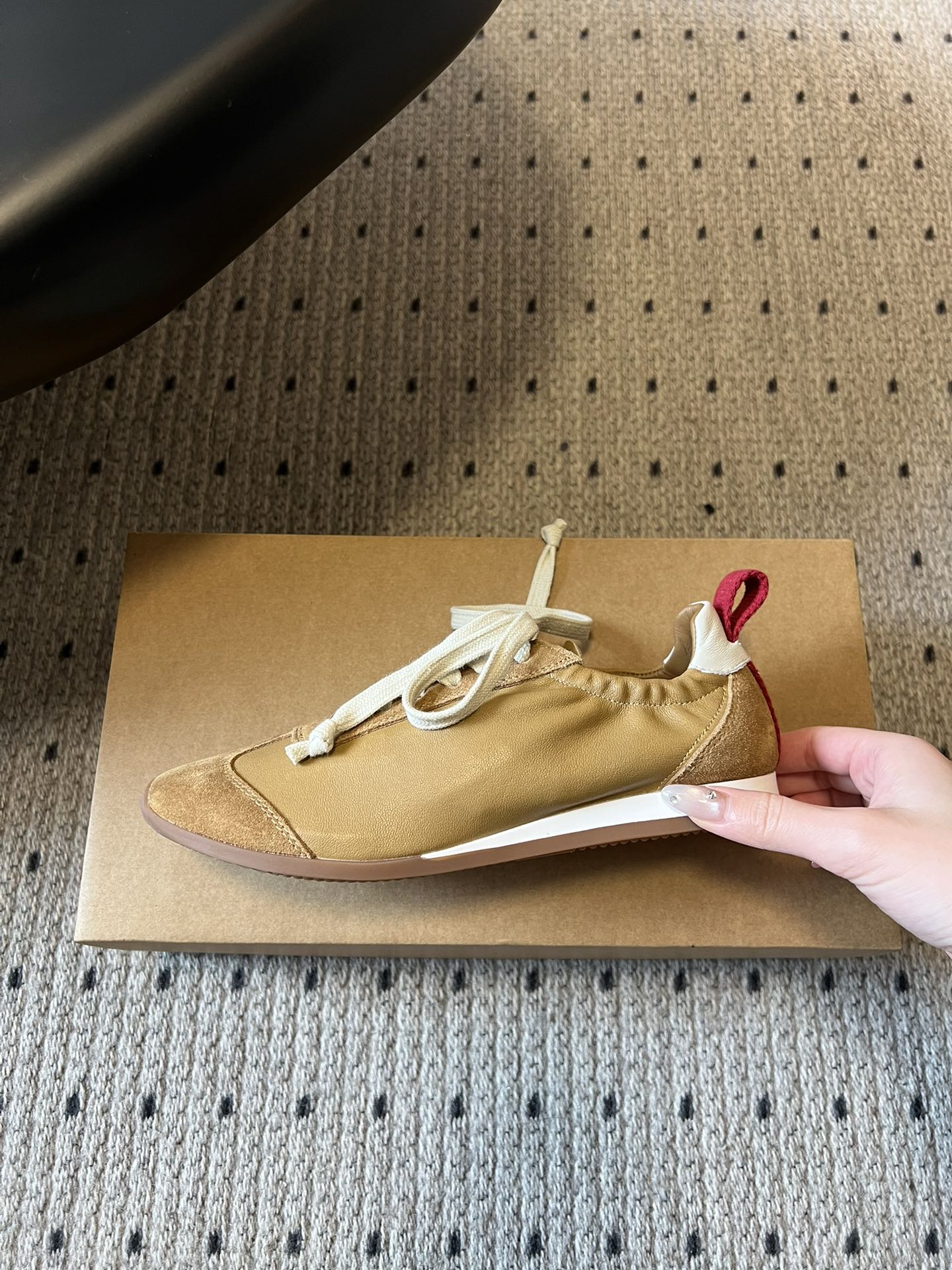 UMA WAN*26ss新款复古绑带德训鞋休闲鞋内衬为细腻小羊皮，触感亲肤且透气性佳。鞋面拼接缝线、做旧