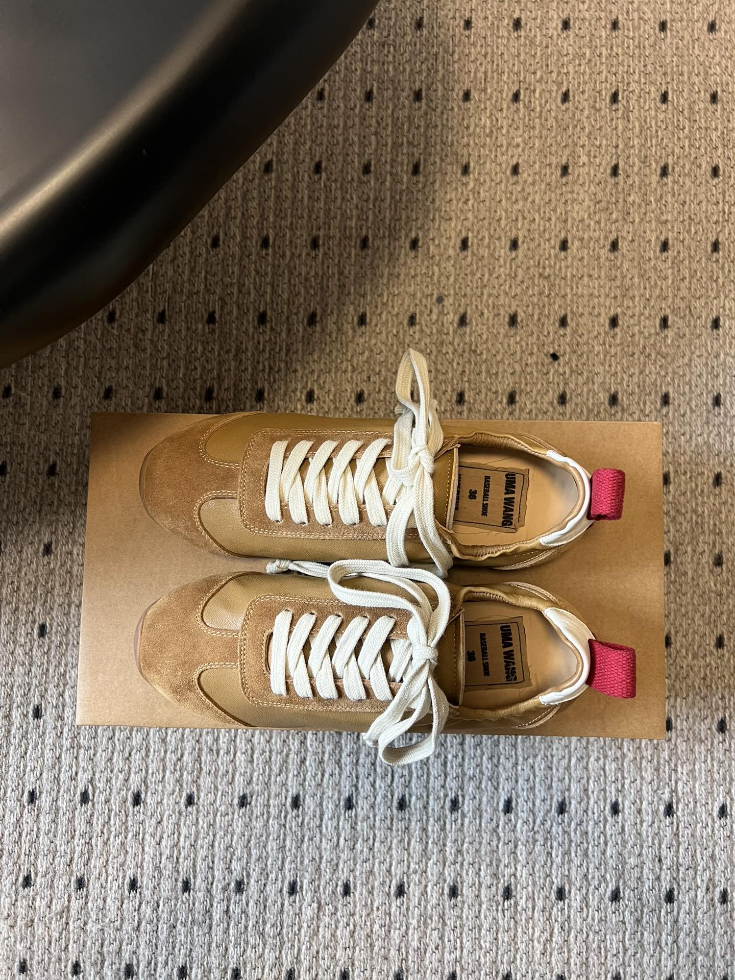 UMA WAN*26ss新款复古绑带德训鞋休闲鞋内衬为细腻小羊皮，触感亲肤且透气性佳。鞋面拼接缝线、做旧