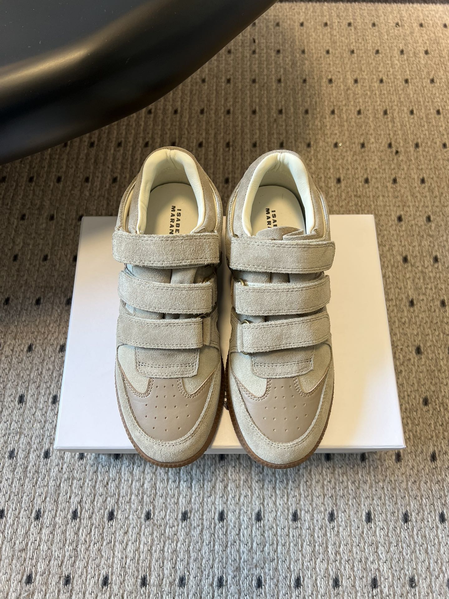 NO:724079,Isabel Maran*26ss classic Velcro low-top sneakers and casual shoes abandon traditional shoelaces and instead use three wide Velcro fasteners, which are easy to put on and take off and can accurately fit different foot shapes. They are both practical and recognizable. The rubber binding on the edges of the shoes and the stitching of the insoles are hand-made to enhance the retro atmosphere. Each pair of shoes has a unique handmade warmth.  The outsole is made of natural rubber, which is non-slip and wear-resistant and has a retro matte texture. The softness when walking is also better than ordinary rubber soles. The low-top shoe type can be adapted to a variety of pants styles, and the Velcro design weakens the sense of movement. It can not only create a street style, but also integrate into the 'old money style' dressing scene. The upper is cowhide/cow suede, the lining is sheepskin, and the rubber outsole is size 35-41 (customized sizes 40 and 41 are not returnable)  Heel height 3cm, casual shoes/sports shoes, sneakers, cowhide, sheepskin19860909Isabel Maran*26ss经典魔术贴低帮运动鞋休闲鞋 摒弃了传统鞋带,改用三条宽幅魔术贴固定,穿脱便捷且能精准贴合不同脚型,兼具实用性与辨识度.鞋边的橡胶包边、鞋垫的缝线均采用手工做旧处理,强化了复古氛围,每一双鞋都带有独特的手工温度. 采用天然橡胶大底,防滑耐磨且自带复古哑光质感,行走时的柔软度也优于普通橡胶底.低帮鞋型可适配多种裤型,魔术贴设计弱化了运动感,既能打造街头风,也能融入“老钱风”穿搭场景. 鞋面牛皮/牛反绒 内里羊皮 大底橡胶大底 size35-41码（40、41码定制不退换） 跟高3cm,休闲鞋/运动鞋,sneakers,cowhide,sheepskin,Women's Shoes