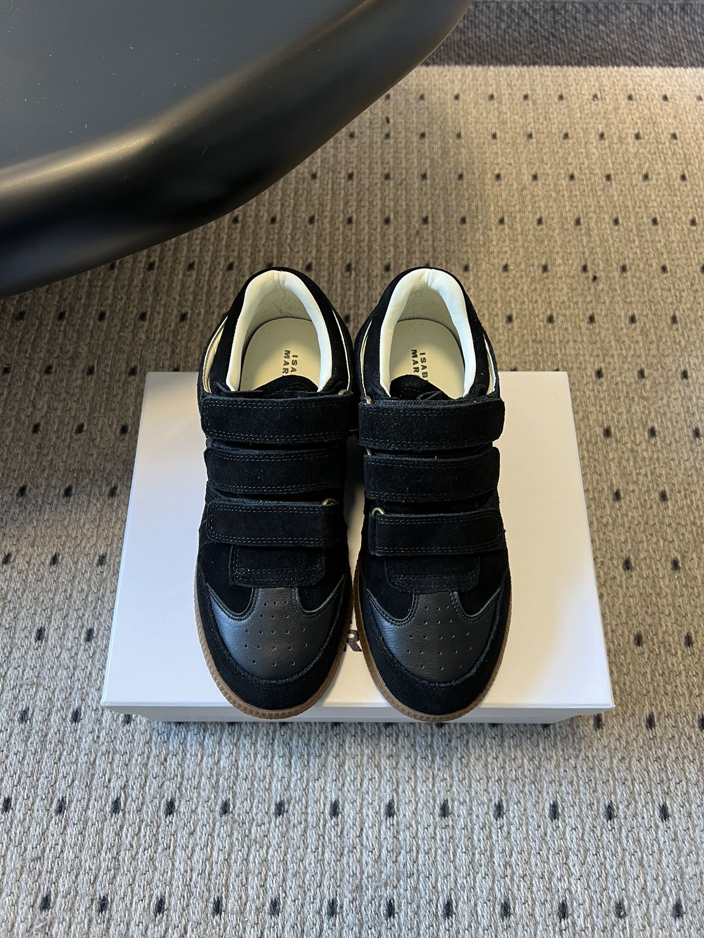 NO:724085,Isabel Maran*26ss classic Velcro low-top sneakers and casual shoes abandon traditional shoelaces and instead use three wide Velcro fasteners, which are easy to put on and take off and can accurately fit different foot shapes. They are both practical and recognizable. The rubber binding on the edges of the shoes and the stitching of the insoles are hand-made to enhance the retro atmosphere. Each pair of shoes has a unique handmade warmth.  The outsole is made of natural rubber, which is non-slip and wear-resistant and has a retro matte texture. The softness when walking is also better than ordinary rubber soles. The low-top shoe type can be adapted to a variety of pants styles, and the Velcro design weakens the sense of movement. It can not only create a street style, but also integrate into the 'old money style' dressing scene. The upper is cowhide/cow suede, the lining is sheepskin, and the rubber outsole is size 35-41 (customized sizes 40 and 41 are not returnable)  Heel height 3cm, casual shoes/sports shoes, sneakers, cowhide, sheepskin19860909Isabel Maran*26ss经典魔术贴低帮运动鞋休闲鞋 摒弃了传统鞋带,改用三条宽幅魔术贴固定,穿脱便捷且能精准贴合不同脚型,兼具实用性与辨识度.鞋边的橡胶包边、鞋垫的缝线均采用手工做旧处理,强化了复古氛围,每一双鞋都带有独特的手工温度. 采用天然橡胶大底,防滑耐磨且自带复古哑光质感,行走时的柔软度也优于普通橡胶底.低帮鞋型可适配多种裤型,魔术贴设计弱化了运动感,既能打造街头风,也能融入“老钱风”穿搭场景. 鞋面牛皮/牛反绒 内里羊皮 大底橡胶大底 size35-41码（40、41码定制不退换） 跟高3cm,休闲鞋/运动鞋,sneakers,cowhide,sheepskin,Women's Shoes