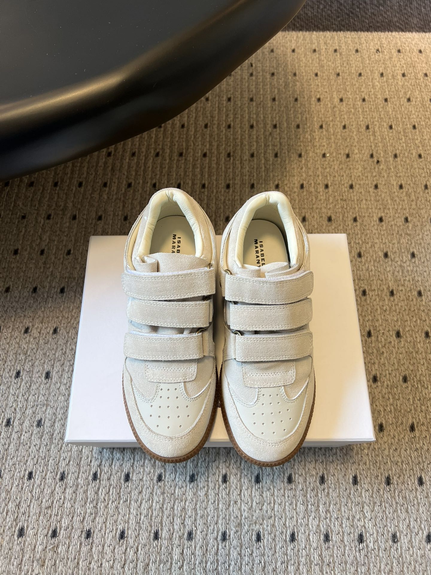 NO:724073,Isabel Maran*26ss classic Velcro low-top sneakers and casual shoes abandon traditional shoelaces and instead use three wide Velcro fasteners, which are easy to put on and take off and can accurately fit different foot shapes. They are both practical and recognizable. The rubber binding on the edges of the shoes and the stitching of the insoles are hand-made to enhance the retro atmosphere. Each pair of shoes has a unique handmade warmth.  The outsole is made of natural rubber, which is non-slip and wear-resistant and has a retro matte texture. The softness when walking is also better than ordinary rubber soles. The low-top shoe type can be adapted to a variety of pants styles, and the Velcro design weakens the sense of movement. It can not only create a street style, but also integrate into the 'old money style' dressing scene. The upper is cowhide/cow suede, the lining is sheepskin, and the rubber outsole is size 35-41 (customized sizes 40 and 41 are not returnable)  Heel height 3cm, casual shoes/sports shoes, sneakers, cowhide, sheepskin19860909Isabel Maran*26ss经典魔术贴低帮运动鞋休闲鞋 摒弃了传统鞋带,改用三条宽幅魔术贴固定,穿脱便捷且能精准贴合不同脚型,兼具实用性与辨识度.鞋边的橡胶包边、鞋垫的缝线均采用手工做旧处理,强化了复古氛围,每一双鞋都带有独特的手工温度. 采用天然橡胶大底,防滑耐磨且自带复古哑光质感,行走时的柔软度也优于普通橡胶底.低帮鞋型可适配多种裤型,魔术贴设计弱化了运动感,既能打造街头风,也能融入“老钱风”穿搭场景. 鞋面牛皮/牛反绒 内里羊皮 大底橡胶大底 size35-41码（40、41码定制不退换） 跟高3cm,休闲鞋/运动鞋,sneakers,cowhide,sheepskin,Women's Shoes