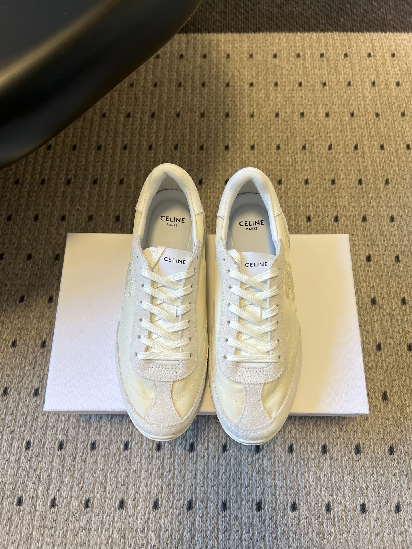 NO:759094,Celin*26ss early spring new retro sports shoes and casual shoes are inspired by the track and field running shoes of the 1970s and 1980s. The shoes have smooth lines and a slightly old feel. They have the relaxed atmosphere of retro sports and incorporate CELINE's iconic minimalist aesthetics. They are a powerful tool for creating a French casual style.  The metal or embroidered Triomphe Arc de Triomphe logo on the side of the shoe is the core identification element. It is low-key but highly recognizable, strengthening the brand gene. The upper is made of mesh, suede, nylon and other materials, which visually enriches the sense of layering and makes the shoe more three-dimensional. The upper is cow suede/mesh, and the lining is sheepskin. The outsole is original molded outsole size 35-40 (customized size 40 is not returnable)  Heel height 3cm, casual shoes/sports shoes, celine, sneakers, sheepskin, chamois leather19860909Celin*26ss早春新品复古运动鞋休闲鞋 以70-80年代的田径跑鞋为灵感,鞋身线条流畅且略带做旧感,既有复古运动的松弛氛围,又融入了CELINE标志性的极简美学,是打造法式随性风格的利器. 鞋身侧面的金属或刺绣Triomphe凯旋门标识是核心识别元素,低调却极具辨识度,强化了品牌基因.鞋面采用网眼布、麂皮、尼龙等材质拼接,视觉上丰富了层次感,也让鞋型更具立体感. 鞋面牛反绒/网布 内里羊皮 大底原版开模大底 size35-40码（40码定制不退换） 跟高3cm,休闲鞋/运动鞋,celine,sneakers,sheepskin,chamois leather,Women's Shoes