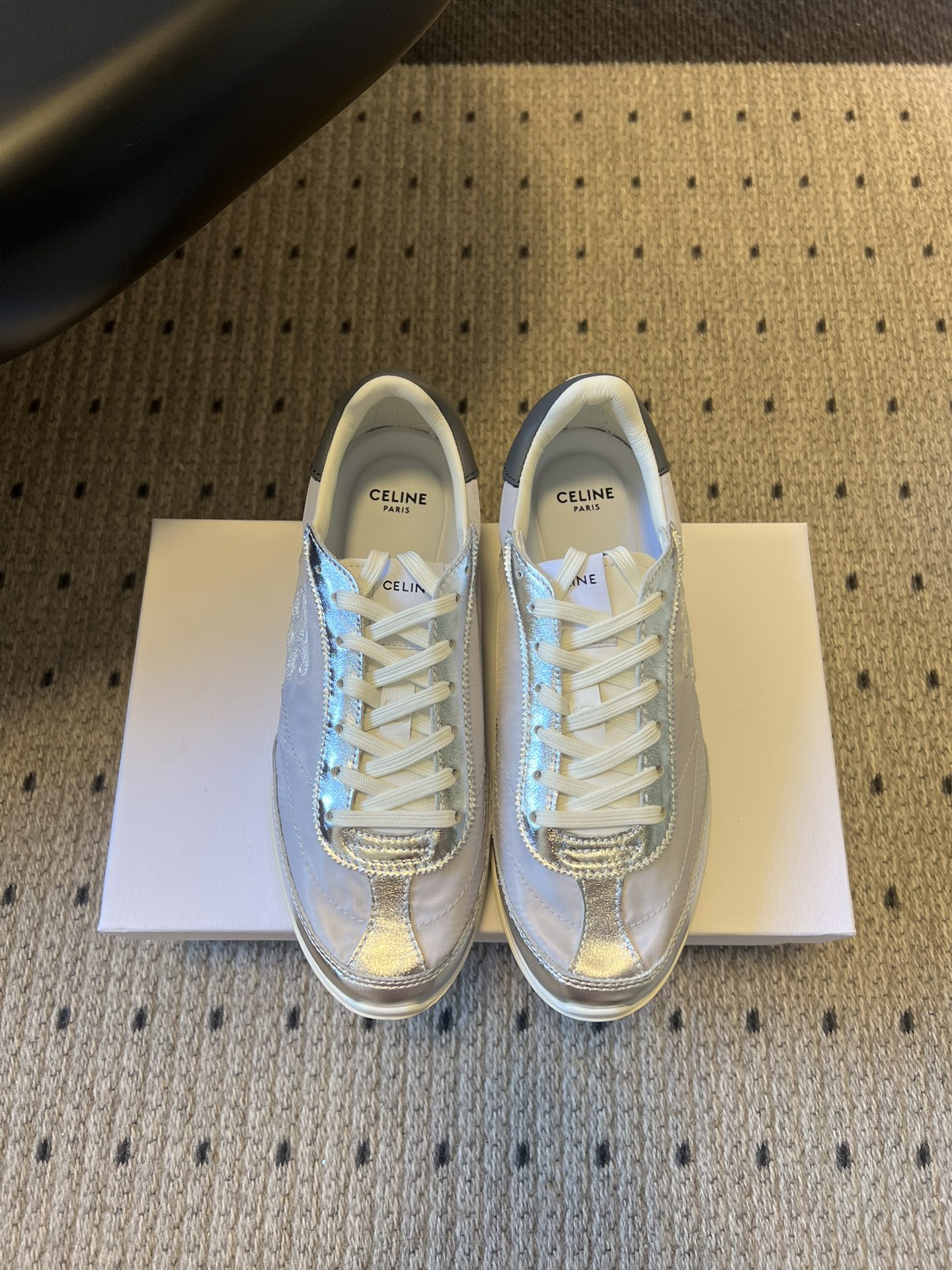 NO:759103,Celin*26ss early spring new retro sports shoes and casual shoes are inspired by the track and field running shoes of the 1970s and 1980s. The shoes have smooth lines and a slightly old feel. They have the relaxed atmosphere of retro sports and incorporate CELINE's iconic minimalist aesthetics. They are a powerful tool for creating a French casual style.  The metal or embroidered Triomphe Arc de Triomphe logo on the side of the shoe is the core identification element. It is low-key but highly recognizable, strengthening the brand gene. The upper is made of mesh, suede, nylon and other materials, which visually enriches the sense of layering and makes the shoe more three-dimensional. The upper is cow suede/mesh, and the lining is sheepskin. The outsole is original molded outsole size 35-40 (customized size 40 is not returnable)  Heel height 3cm, casual shoes/sports shoes, celine, sneakers, sheepskin, chamois leather19860909Celin*26ss早春新品复古运动鞋休闲鞋 以70-80年代的田径跑鞋为灵感,鞋身线条流畅且略带做旧感,既有复古运动的松弛氛围,又融入了CELINE标志性的极简美学,是打造法式随性风格的利器. 鞋身侧面的金属或刺绣Triomphe凯旋门标识是核心识别元素,低调却极具辨识度,强化了品牌基因.鞋面采用网眼布、麂皮、尼龙等材质拼接,视觉上丰富了层次感,也让鞋型更具立体感. 鞋面牛反绒/网布 内里羊皮 大底原版开模大底 size35-40码（40码定制不退换） 跟高3cm,休闲鞋/运动鞋,celine,sneakers,sheepskin,chamois leather,Women's Shoes